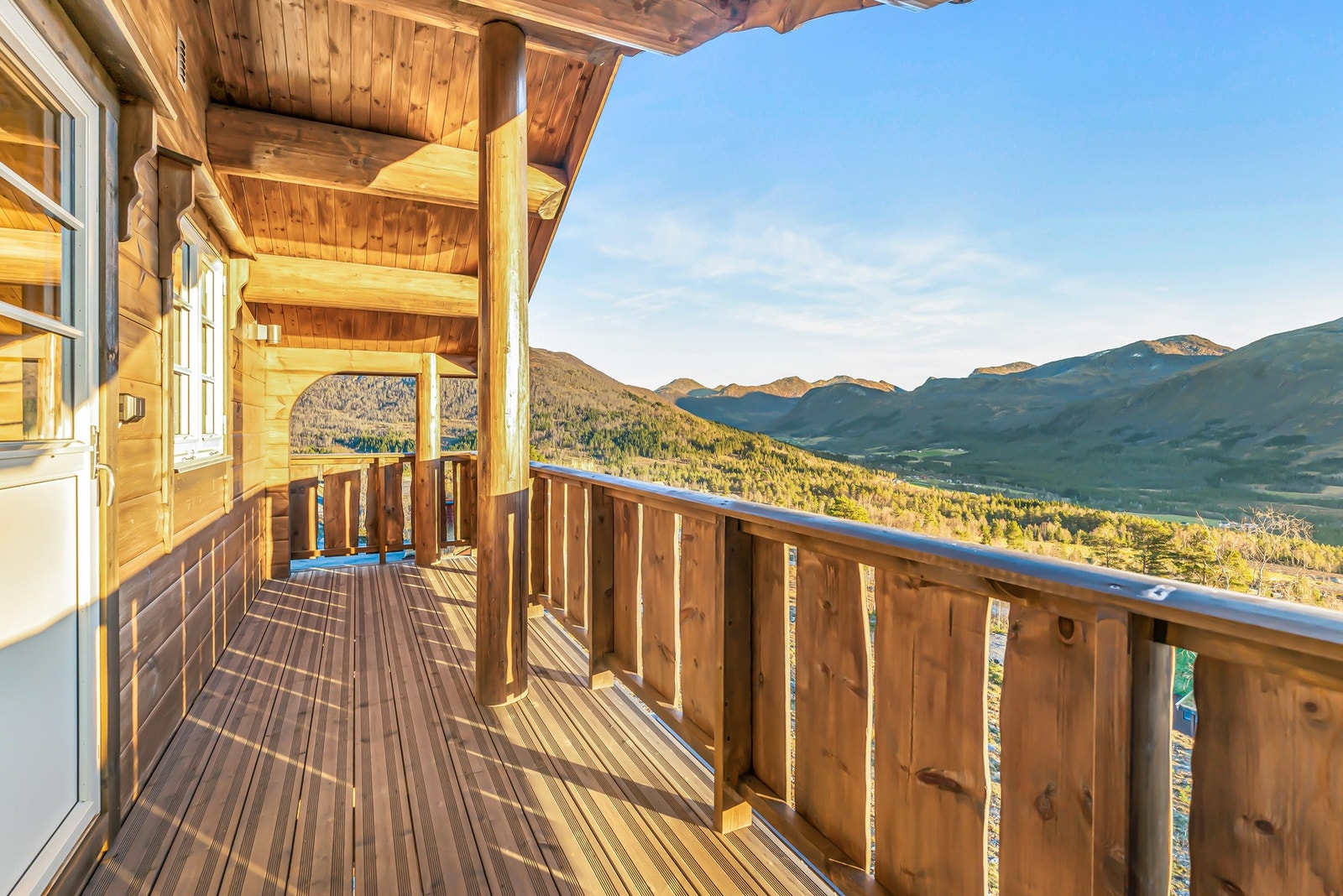 Balkong med utgang fra loftstue. Fantastisk utsikt. Galleribilde