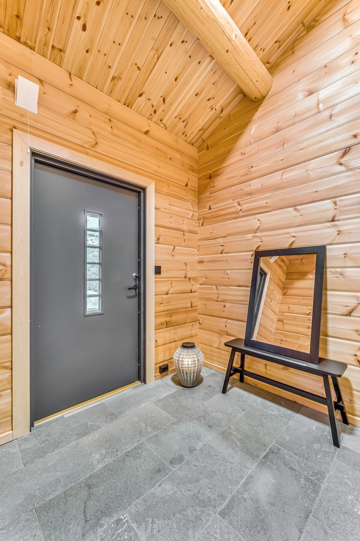 Entréen har god takhøyde. Galleribilde