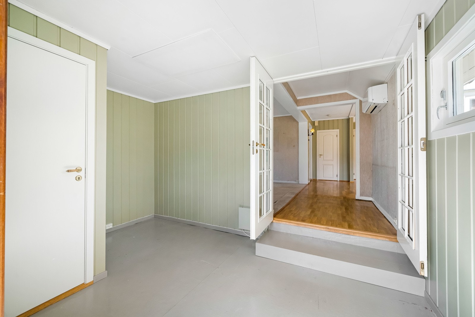 Stor og lys entrè med god plass til garderobeløsninger. Direkte adkomst til toalettrom og inngang via doble glassdører til stue. Galleribilde