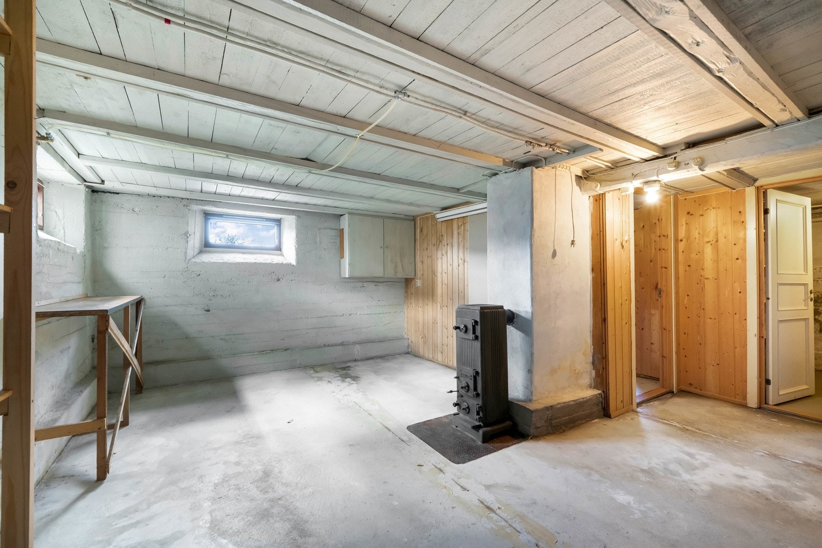 Stor kjeller med innlagt strøm. Vedfyr. Galleribilde