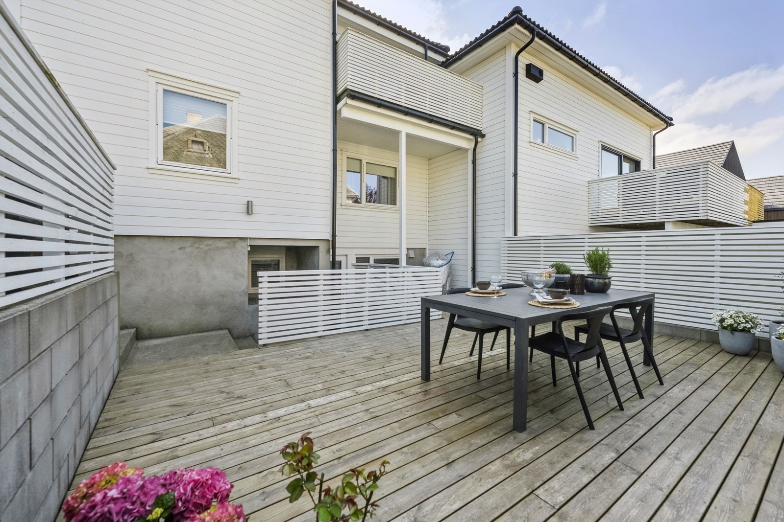 Stor terrasse som er vendt mot vest. Galleribilde