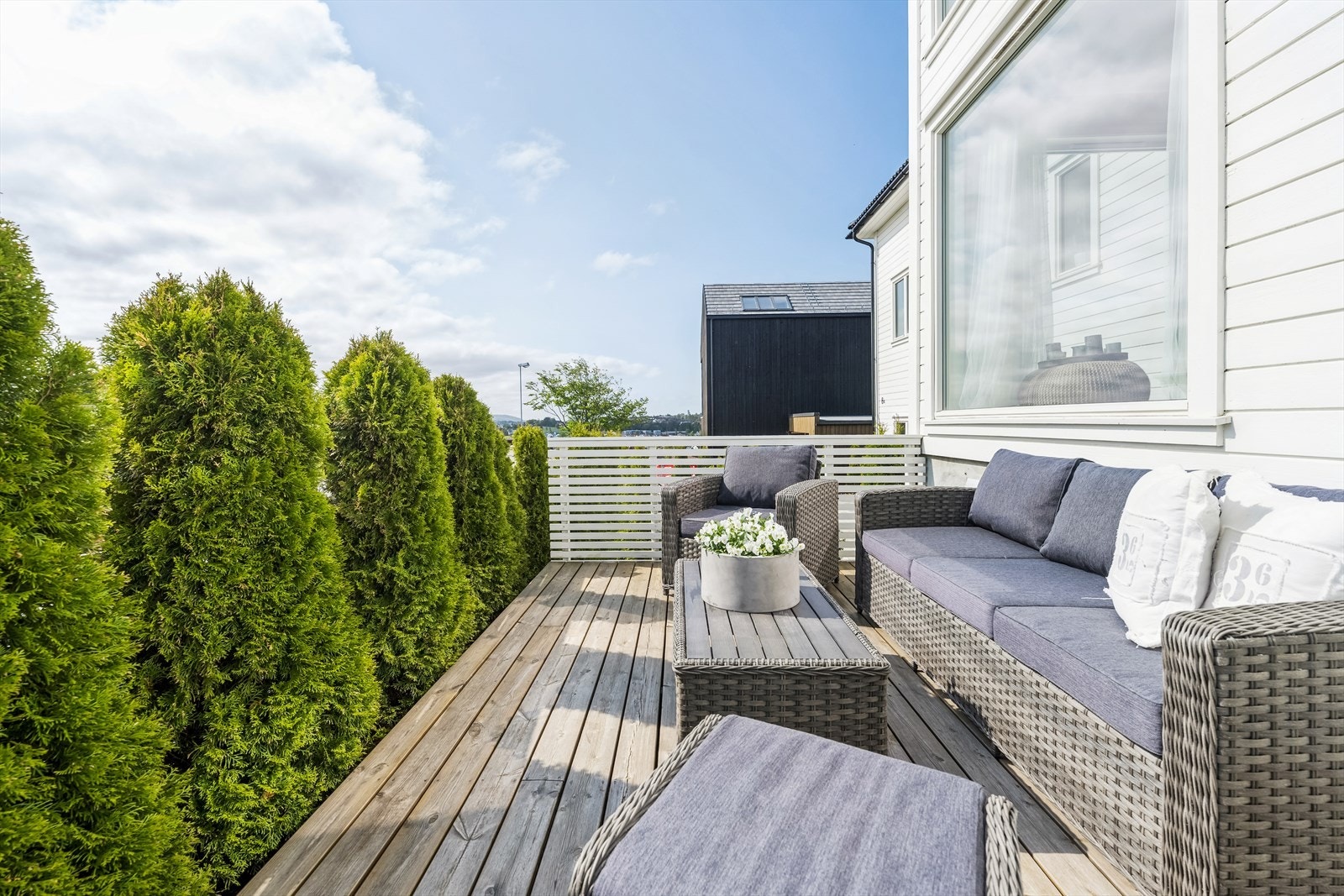 Koselig og lun terrasse med utgang fra stuen i 1. etasje. Galleribilde