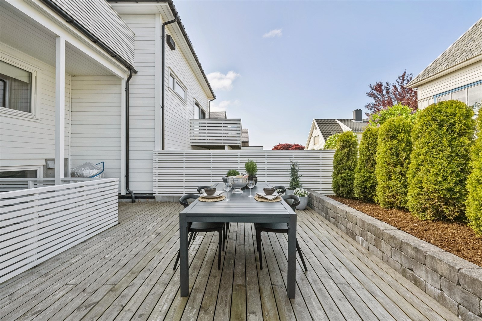 God plass til et langstrakt spisebord med store sammenkomster. Galleribilde