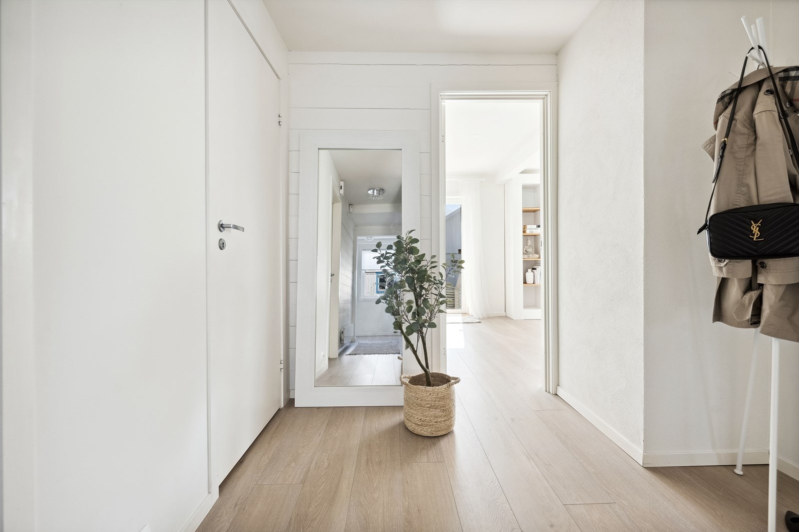 Boligen er lys og innbydende. Husets opprinnelige vegger er bevisst trukket frem slik at de sammen med de moderne, slette flatene skaper en god og lun harmoni i boligen. Galleribilde