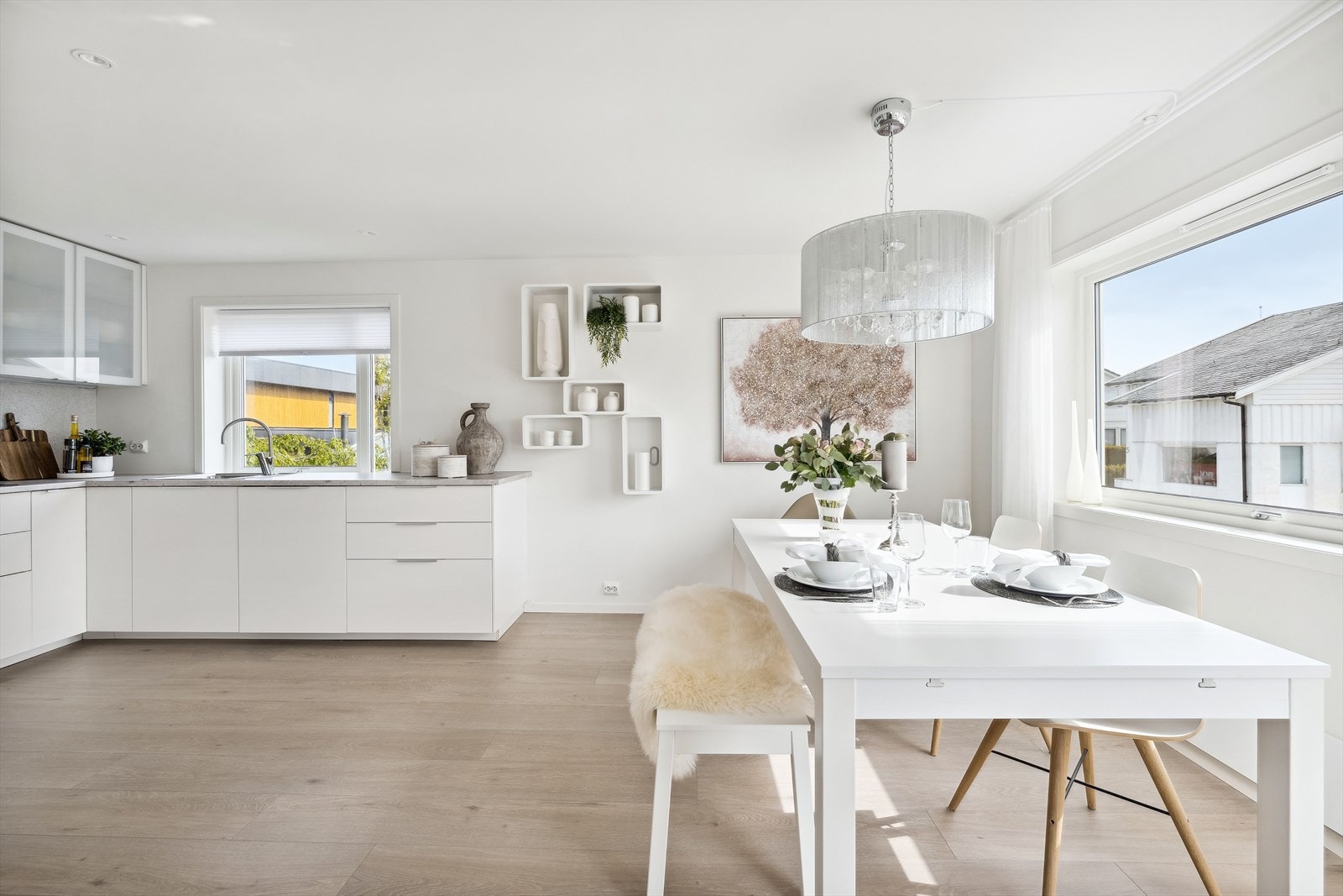 Kjøkkenet er stort, og luftig. Her har man god plass til et spisebord som man kan samle hele familien rundt for de daglige måltidene. Galleribilde