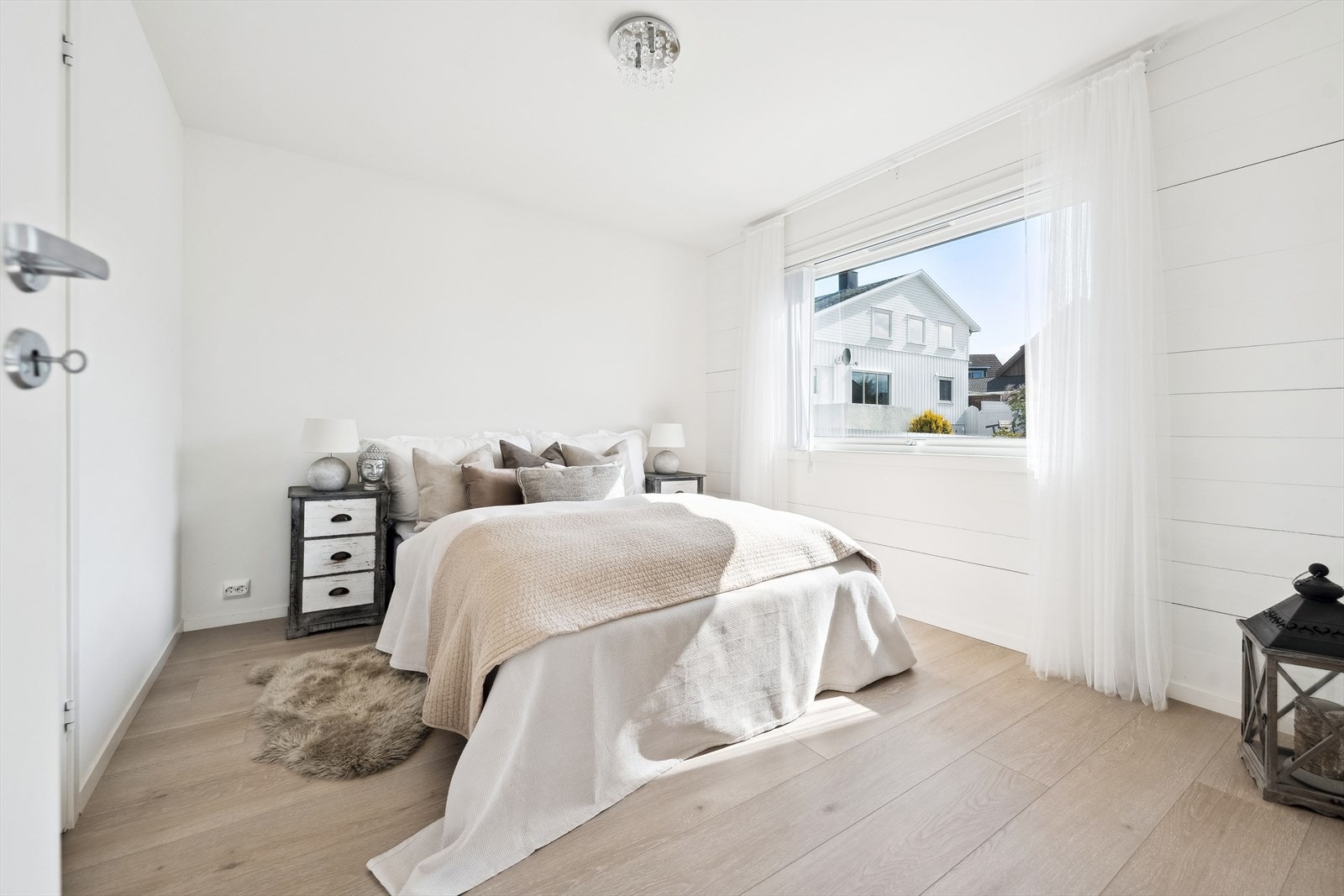Hovedsoverom i 1. etasje. Legg merke til det flotte gulvet, som også er gjennomgående i boligen. Galleribilde