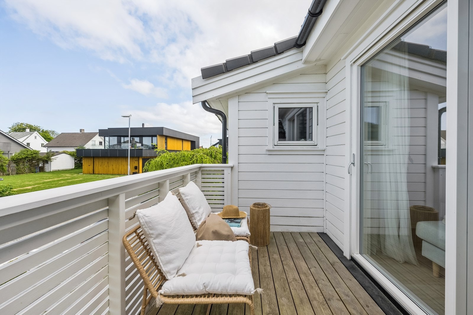 Balkongen i 2. etasje. Her har man ettermiddags- og kveldssol i likhet med den store terrassen nede. Galleribilde