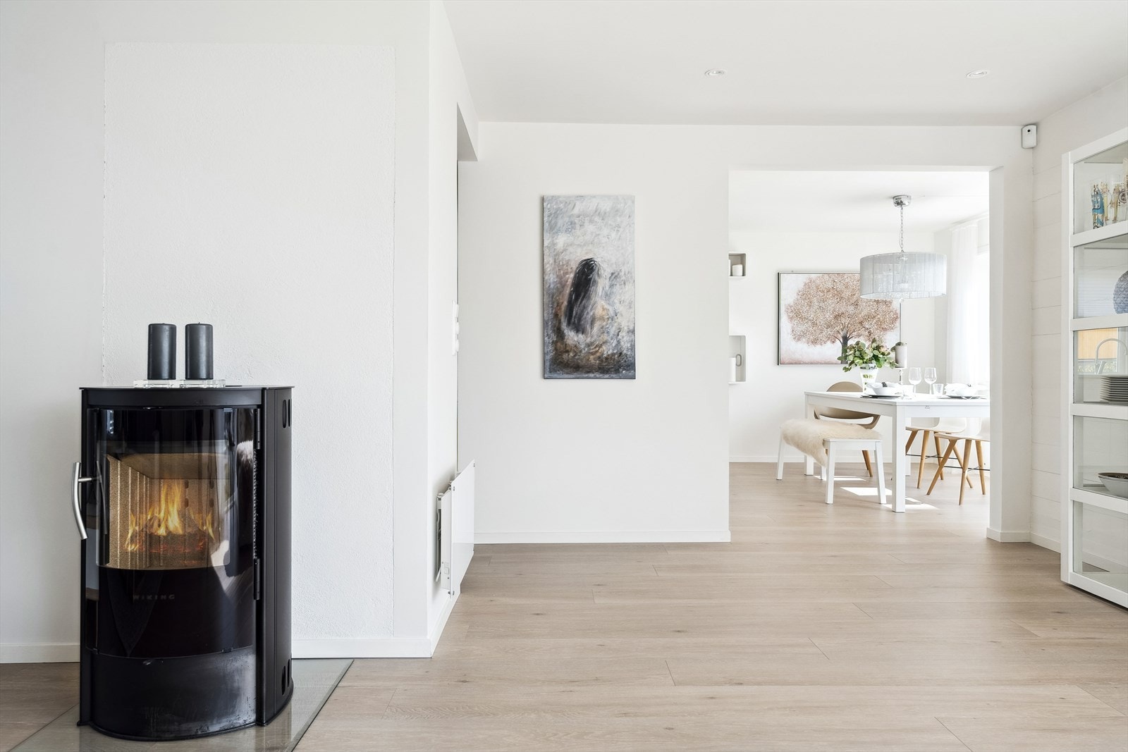 Delvis åpen løsning inn mot kjøkkene. Galleribilde