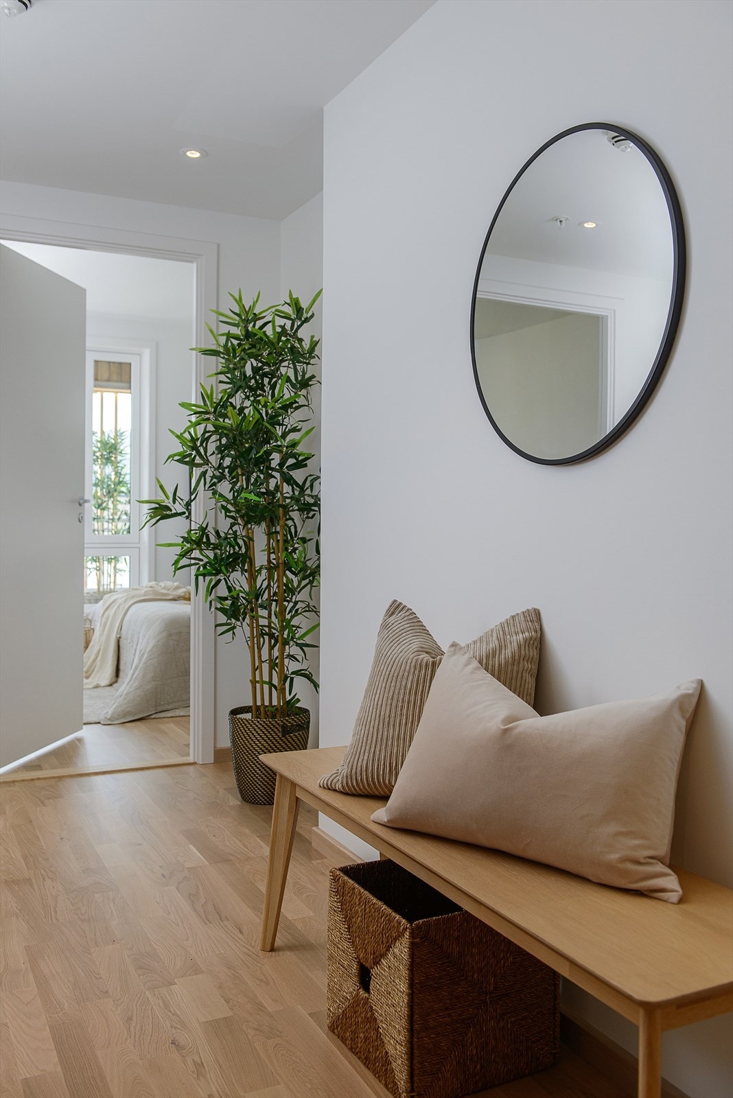 Leiligheten er lys og romslig, og innholder blant annet 2 soverom. Galleribilde