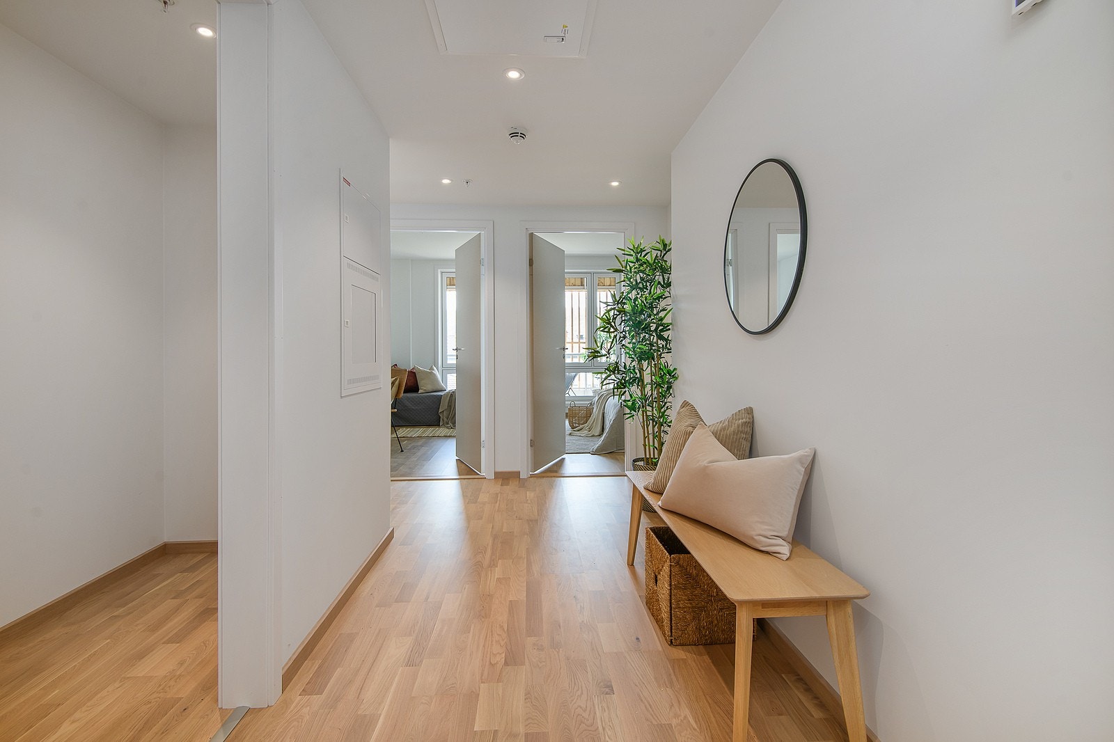 Innbydende og romslig entré med god plass for å etablere garderobeløsning. Galleribilde
