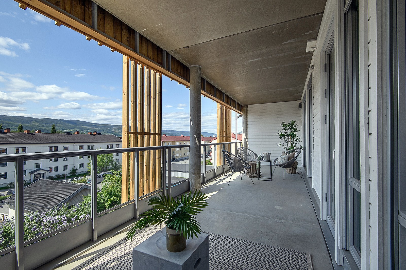 Romslig terrasse med flott utsikt Galleribilde