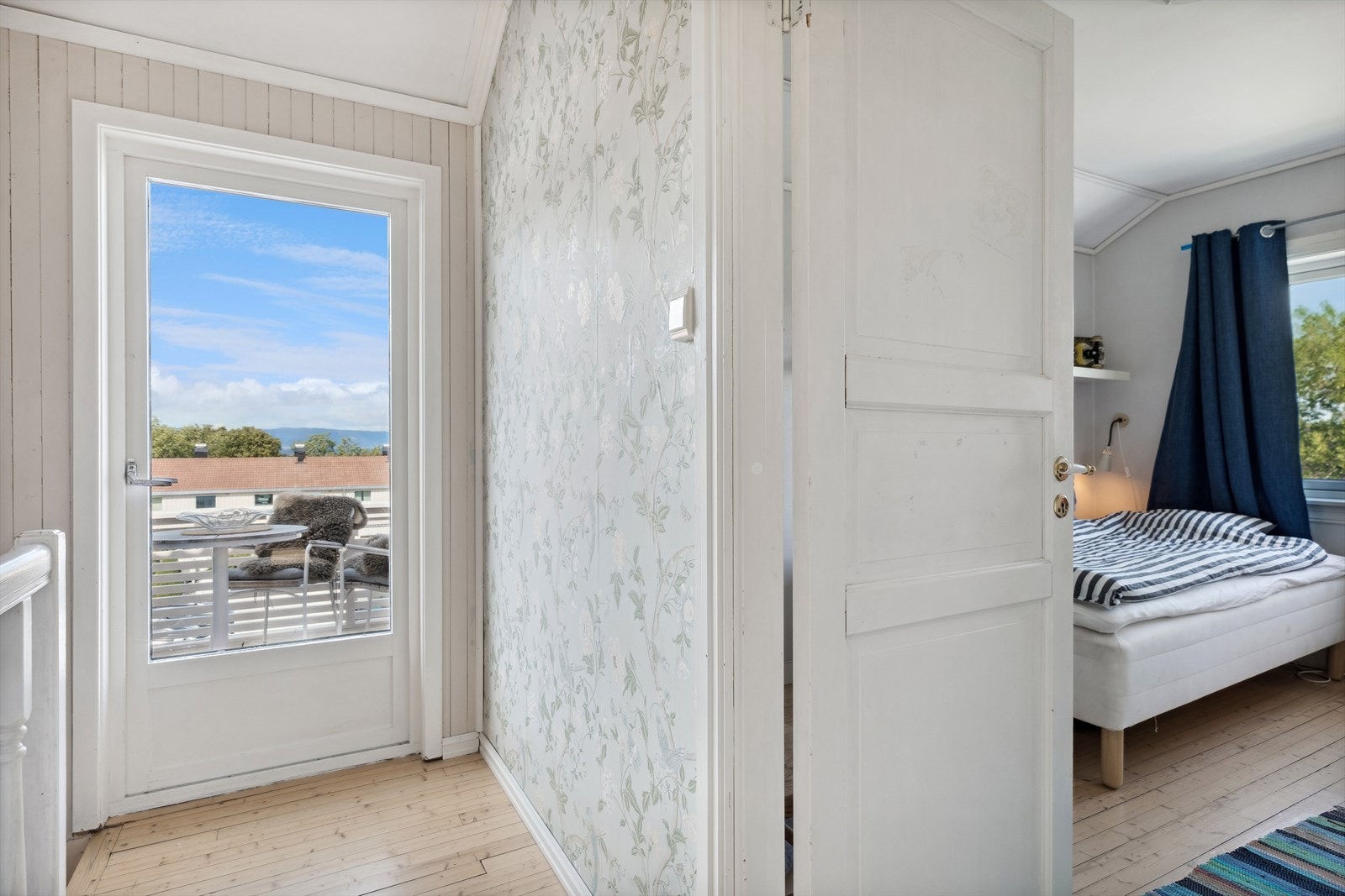 Fra gangen i andre etasje er det utgang til en balkong på ca 8,2 m² Galleribilde