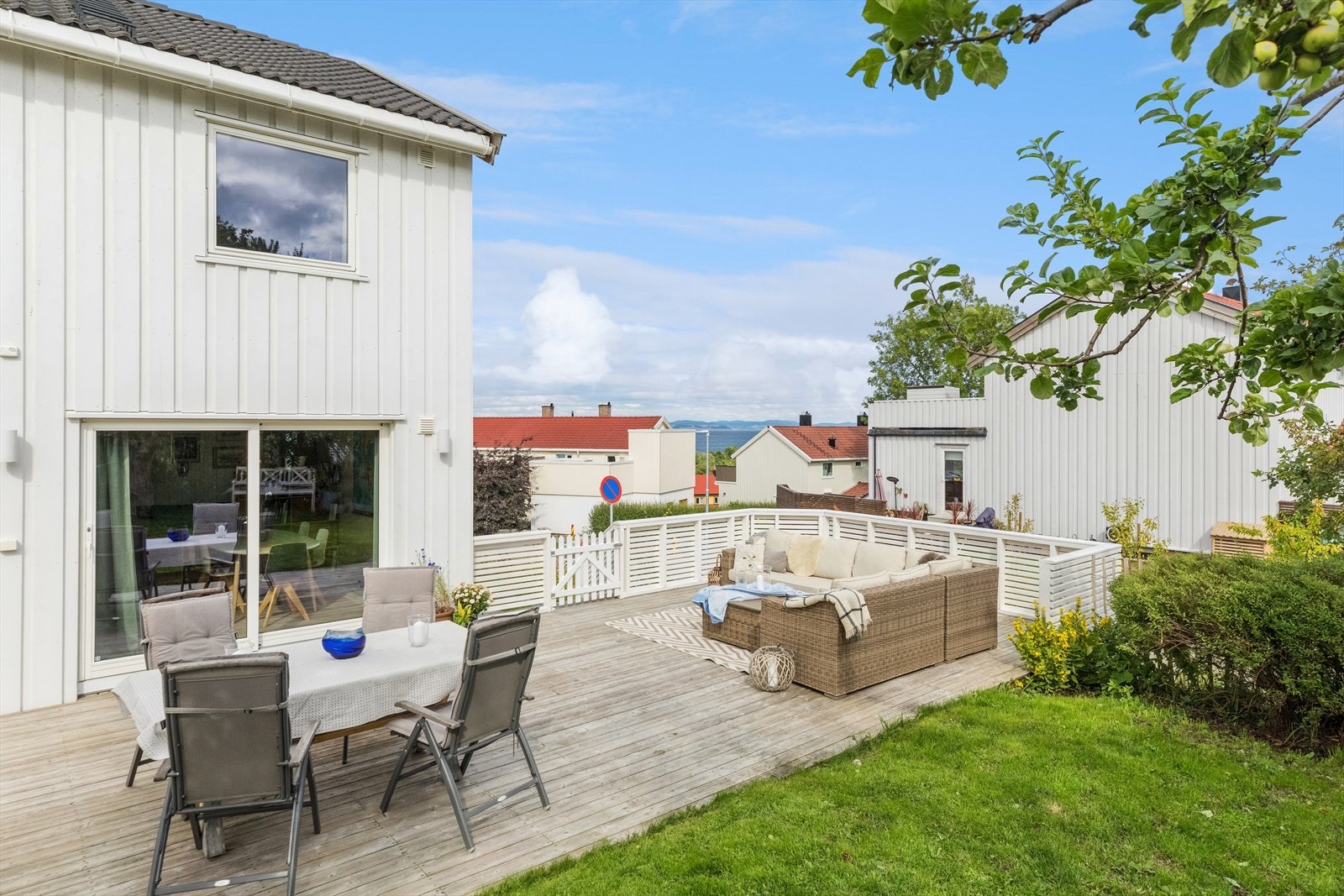 Ut fra stuen i hovedetasjen er det opparbeidet en stor markterrasse med gode sol- og utsiktsforhold. Galleribilde