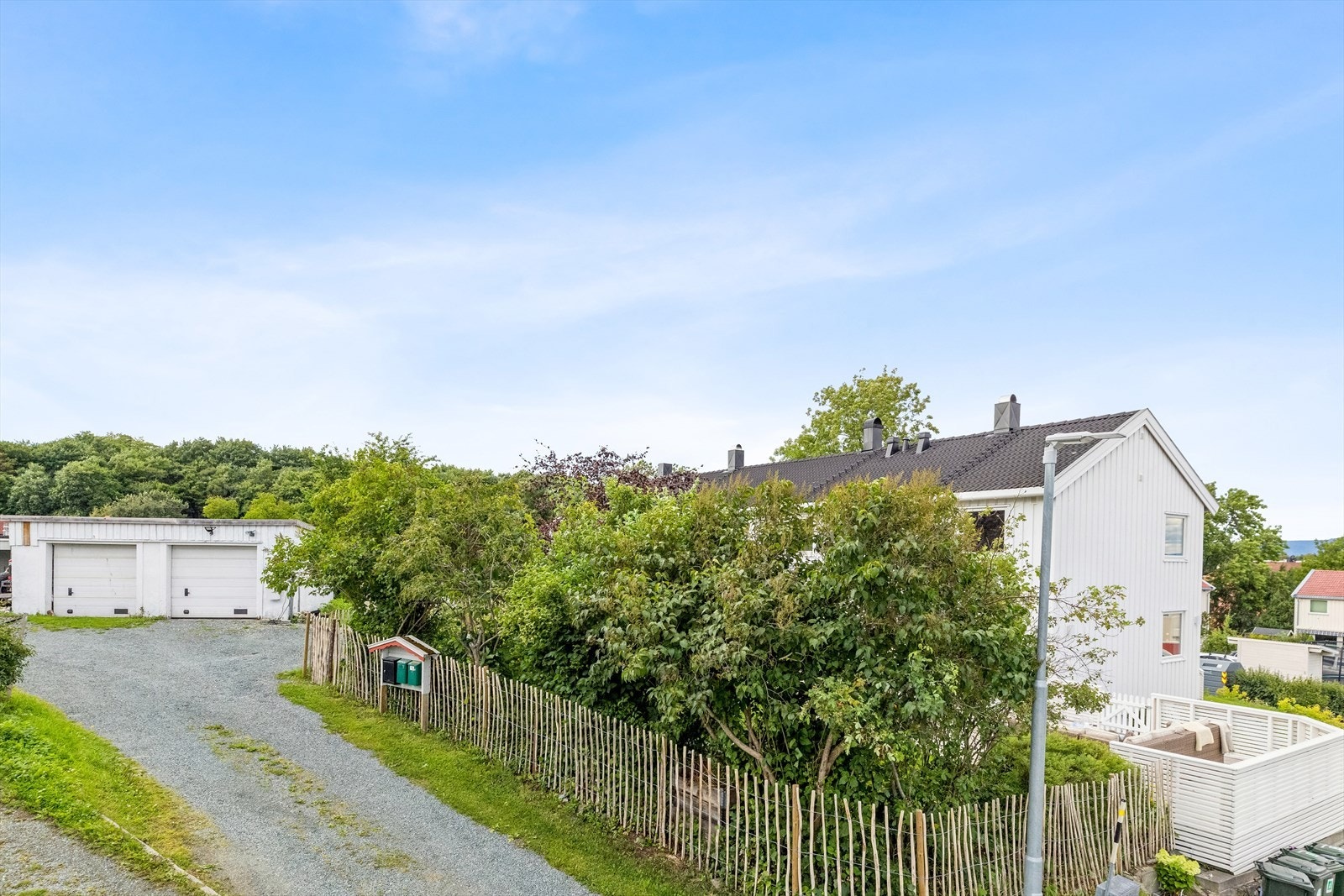 Bak eiendommen eier Jørgen B. Lysholms Vei 9 en dobbelgarasje sammen med eier av nr 7. Galleribilde