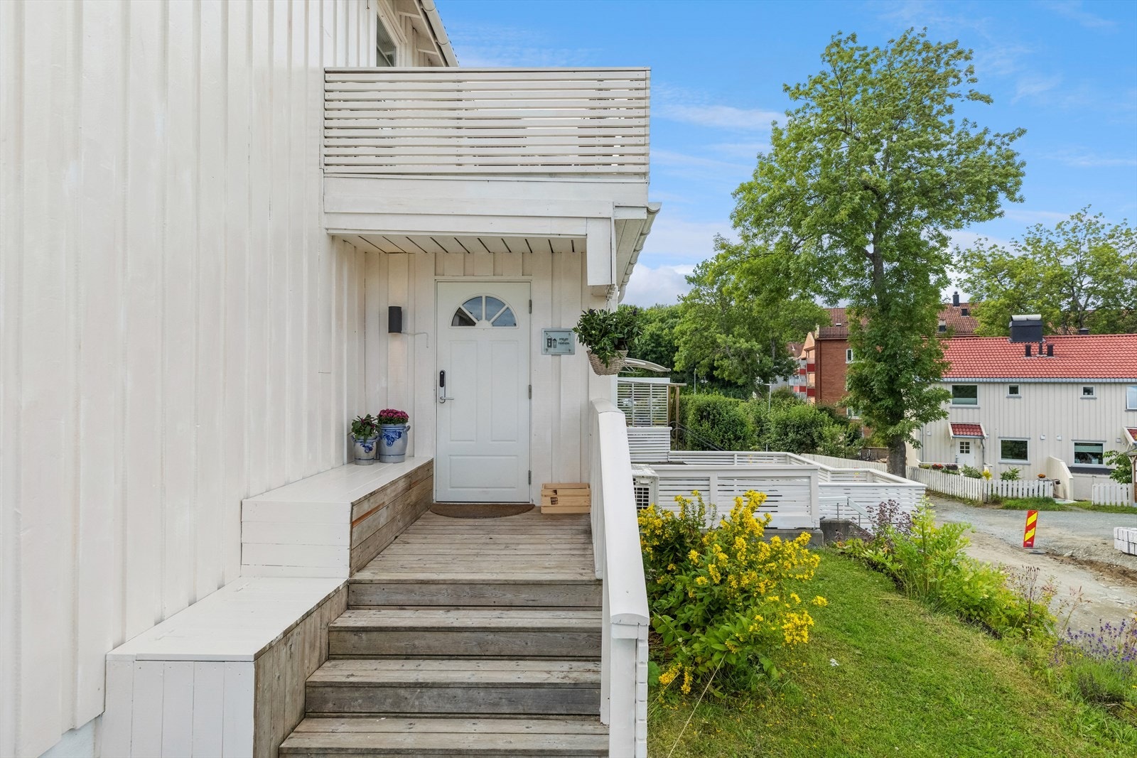 Velkommen inn! Påbygget inngangsparti med balkong oppå. Nøkkelfri ingangsdør. Under vindfanget finnes et praktisk kaldrom til krukker, jord og strøsand ++. Galleribilde