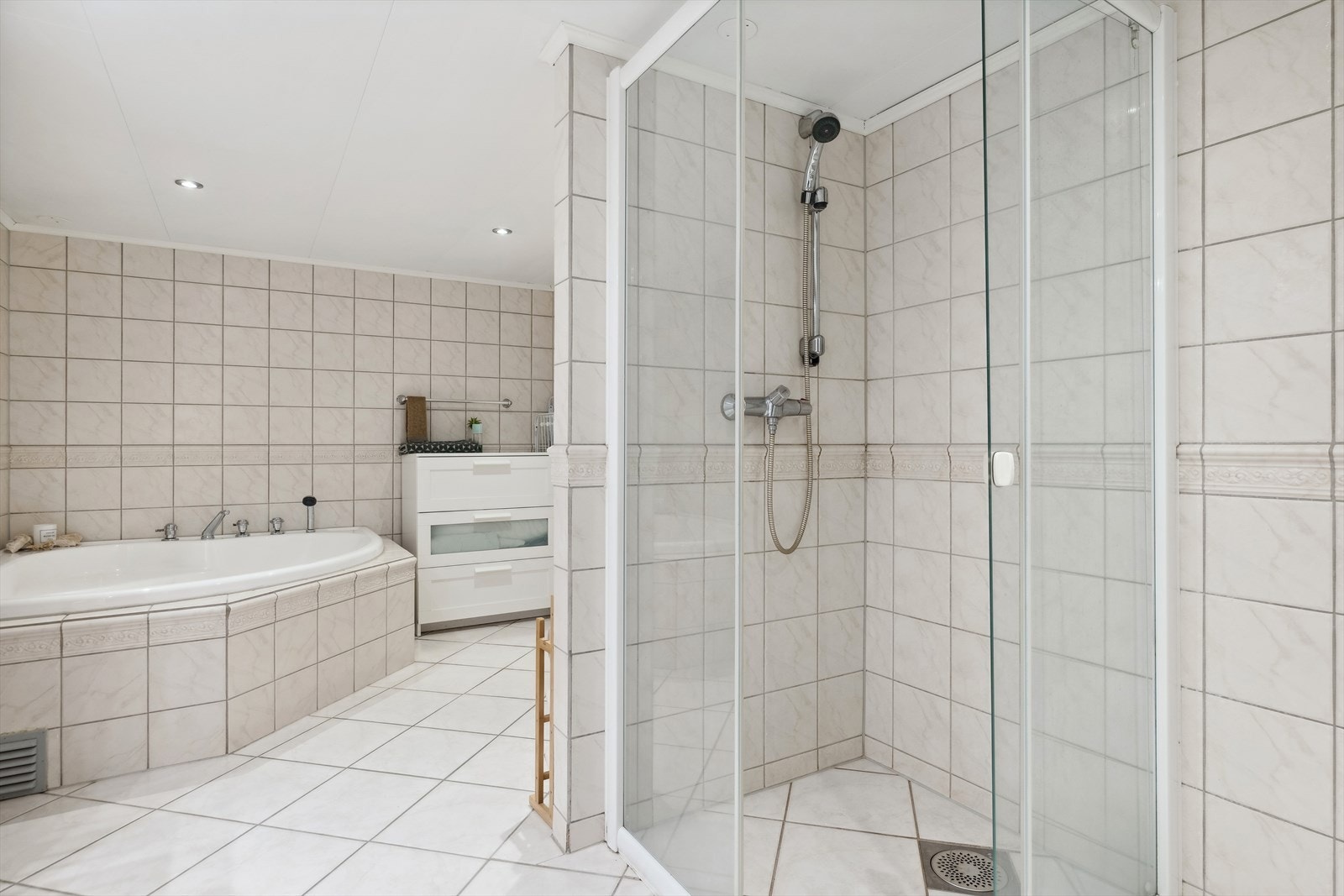 Baderommet i underetasjen er det et baderom (ca 11 m²) med tilliggende vaskerom (3,6 m²). Galleribilde