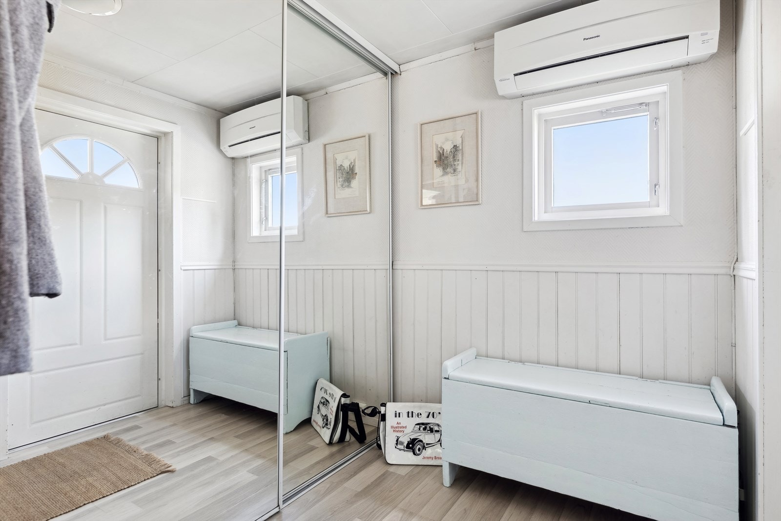 Velkommen inn! Entréen er ca 4,8 m² og har stor skyvedørsgraderobe med speilfronter. Vamepumpe. Galleribilde