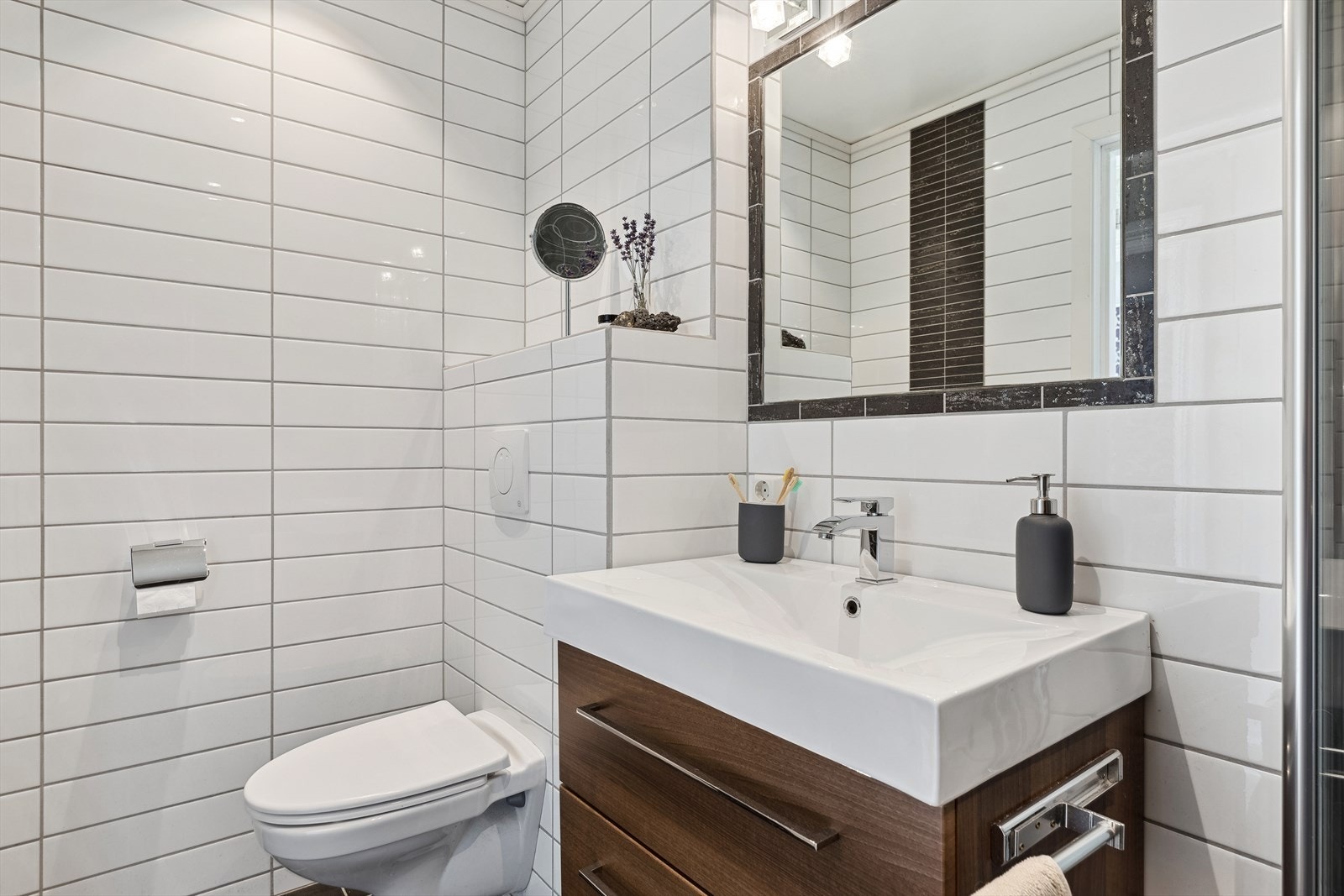 Baderommet i andre etasje er ca 3,5 m² og har flis på gulv og vegg, malt slett himling. Galleribilde