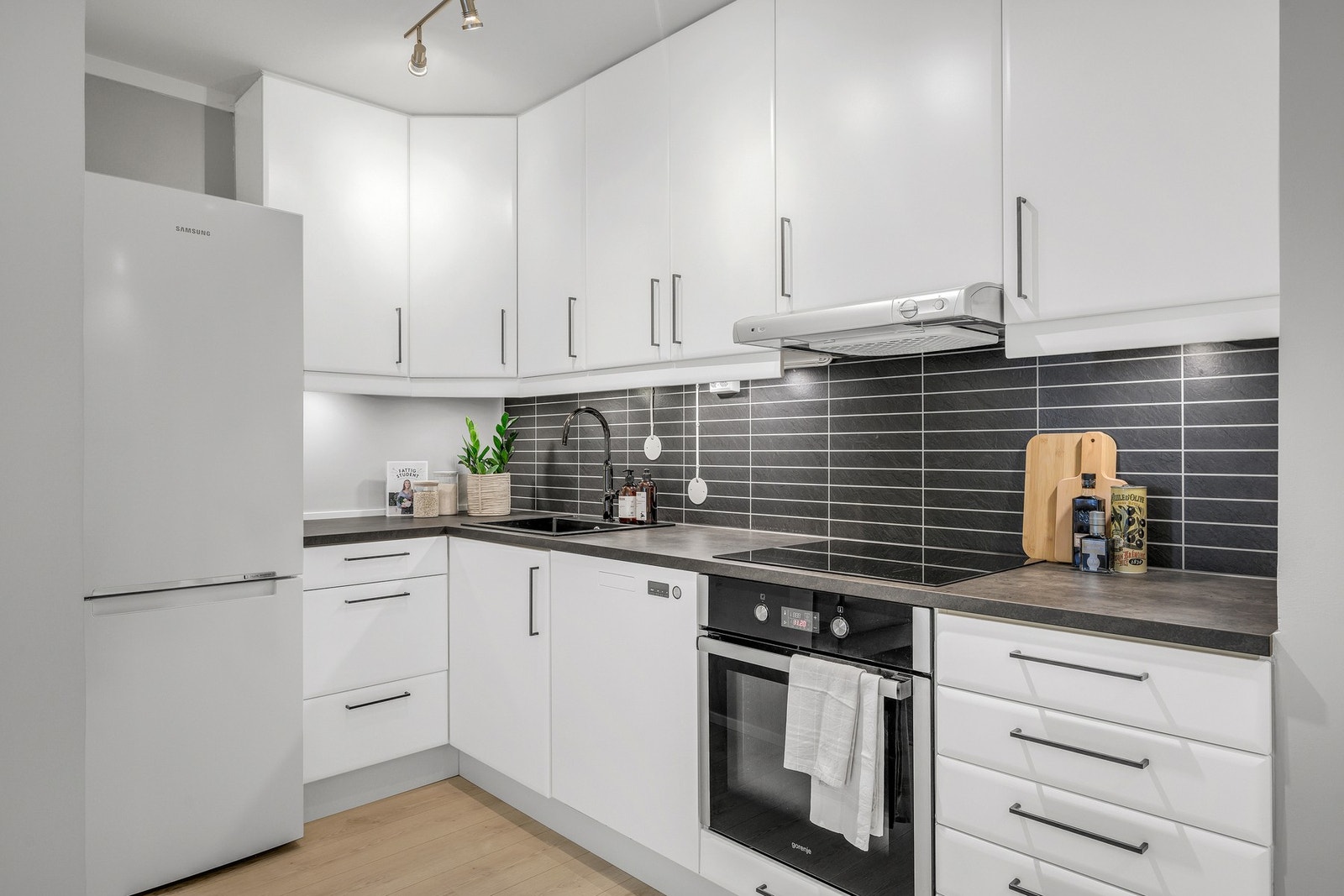 Kjøkkeninnredning med plane fronter, folierte skrog og laminerte benkeplater Galleribilde