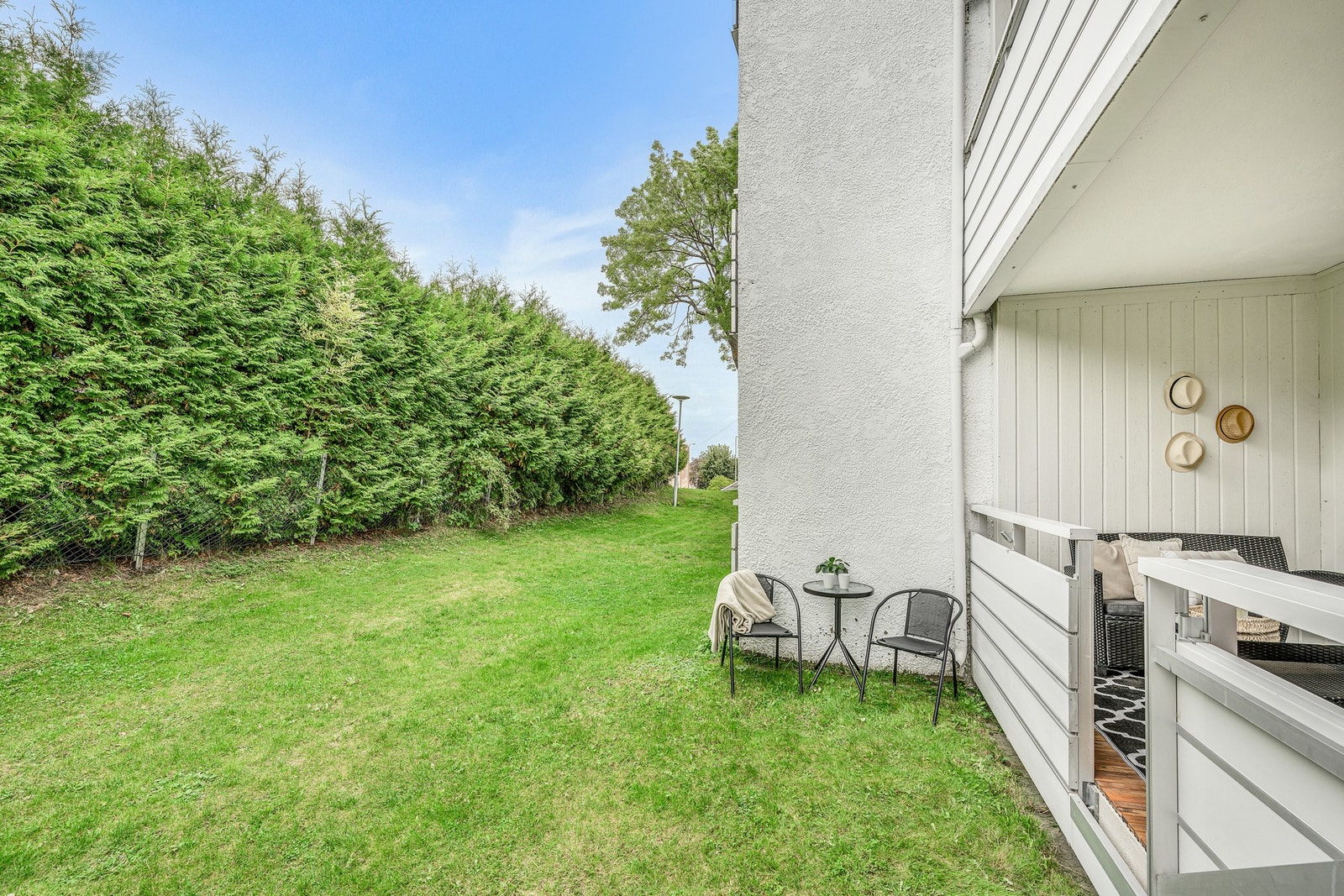 Felleskostnader inkluderer kabel-tv/internett, trappevask, kommunale avgifter, vaktmestertjenester, bygningsforsikring m.m. Galleribilde