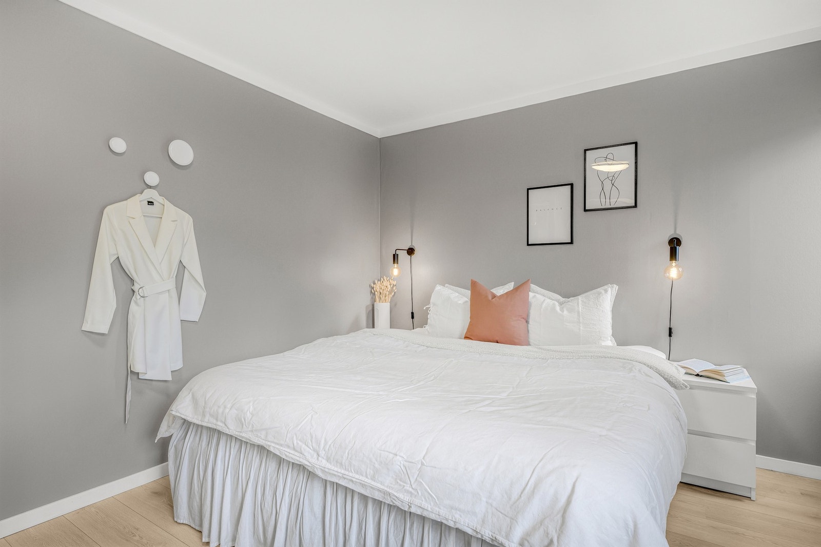 God plass til stor seng med tilhørende møblement Galleribilde