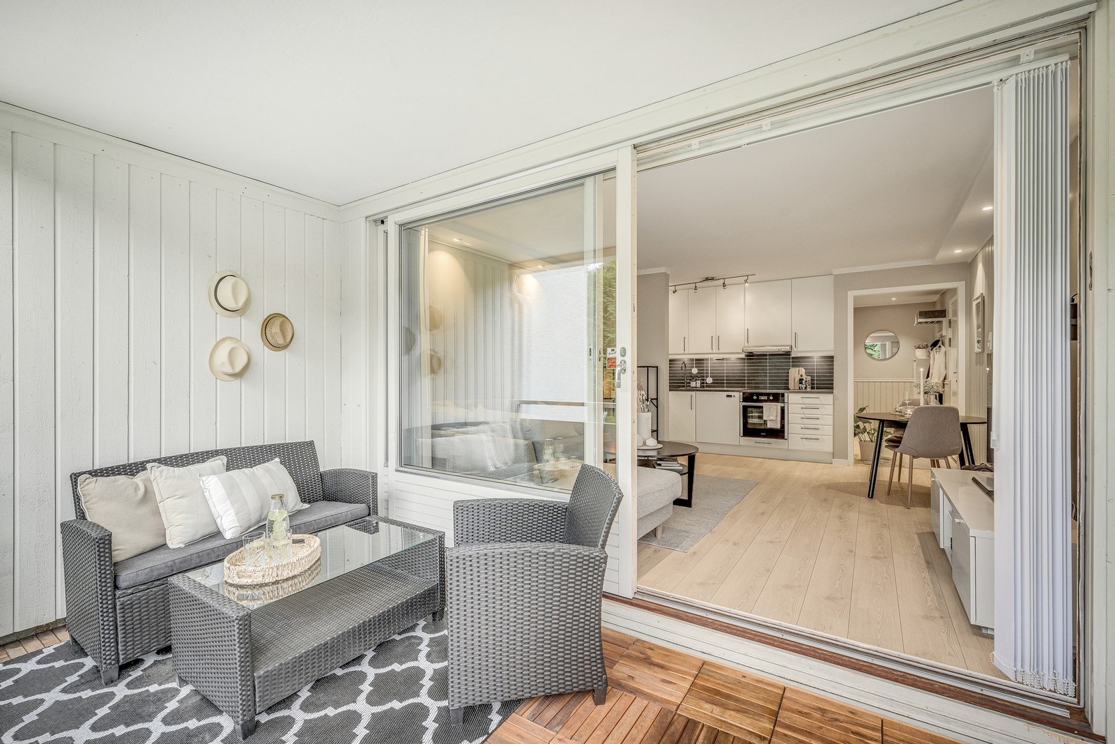 Terrassen kan på sommerstid brukes som en naturlig forlengelse av stuen Galleribilde