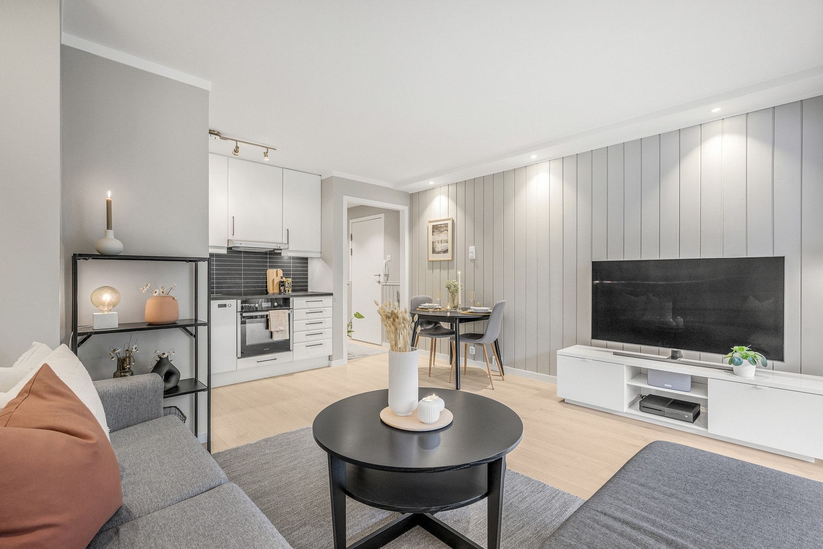 God plass til både spisesone og sofasone Galleribilde