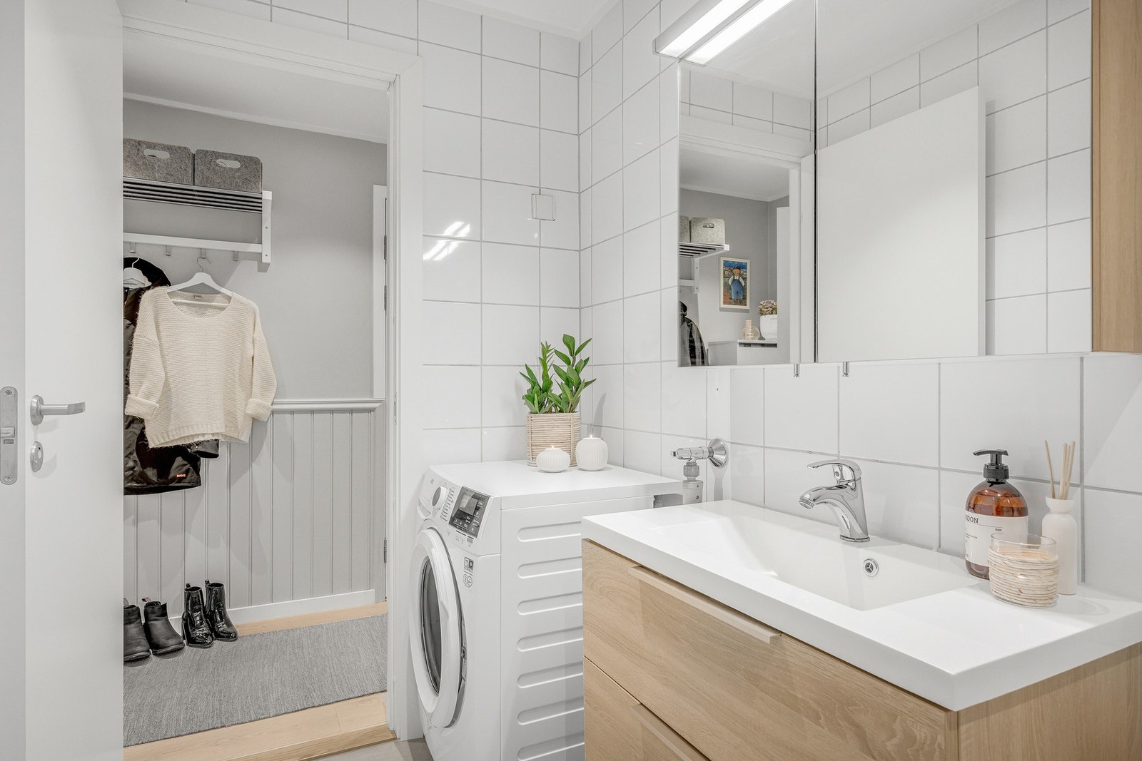 Badet er av varierende alder. Ifølge eier ble det lagt ny membran på gulv samt nye gulvfliser i 2015. Membran og flis på vegger er fra 1991 ifølge tidligere salgsoppgave Galleribilde