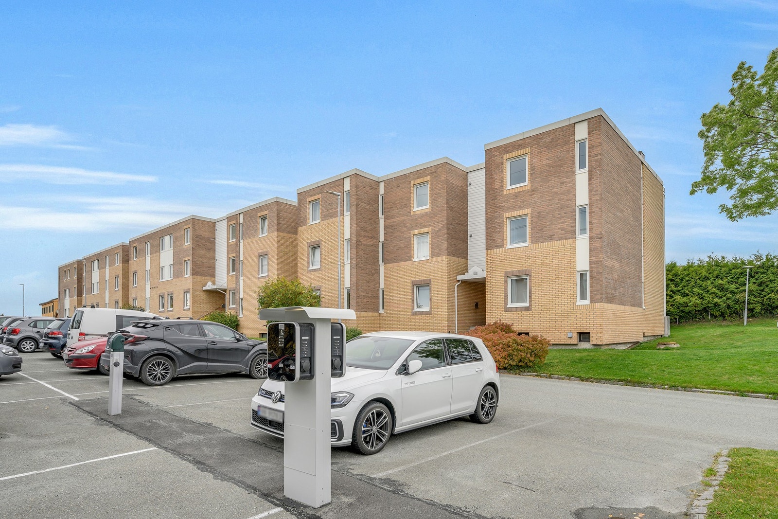 Gratis parkering på borettslagets tomt med mulighet for å leie fast ladeplass eller motorvarmerplass Galleribilde