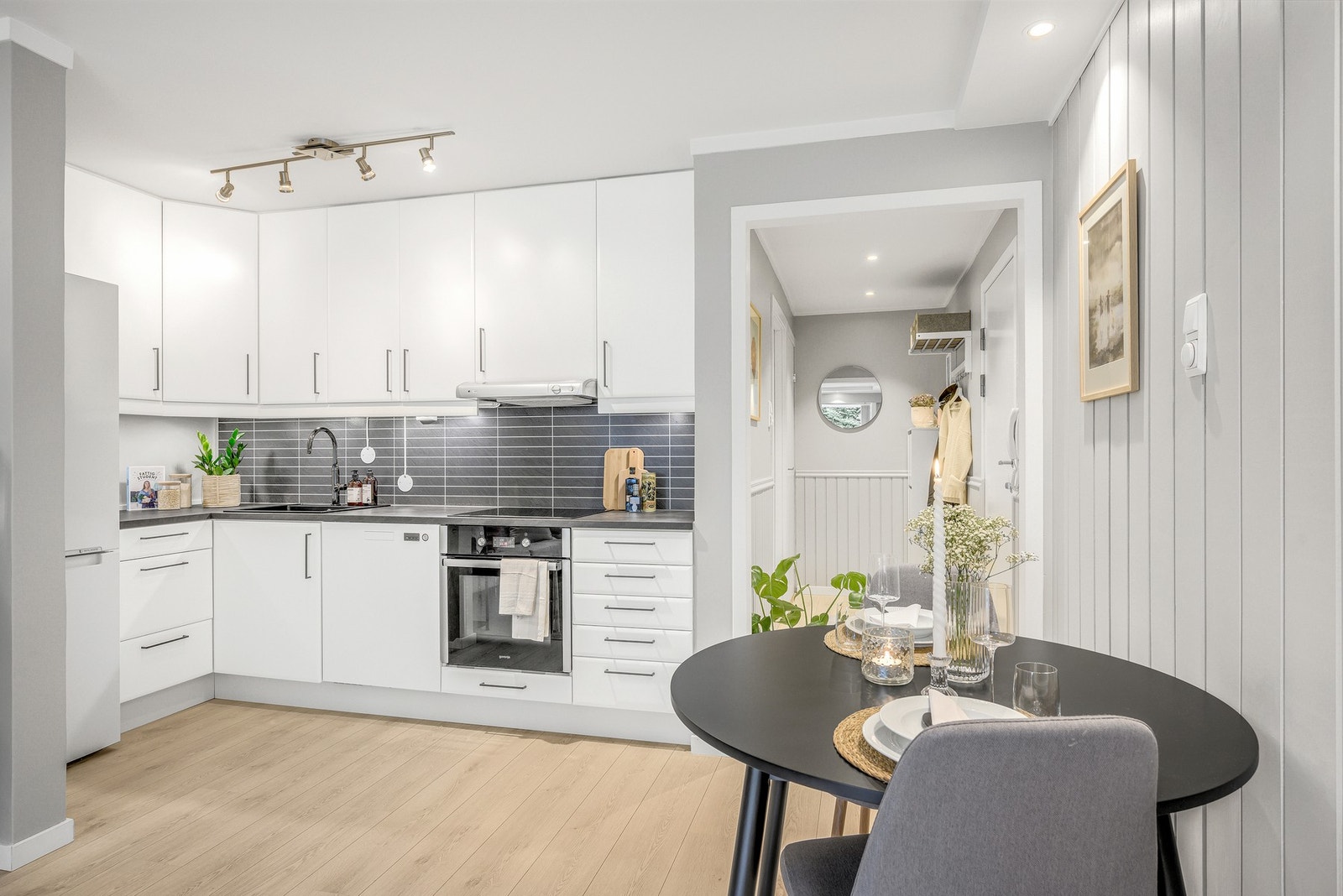 Tidløst kjøkken fra 2010, men med ny benkeplate og vask fra 2019. Integrert komfyr fra 2020 Galleribilde