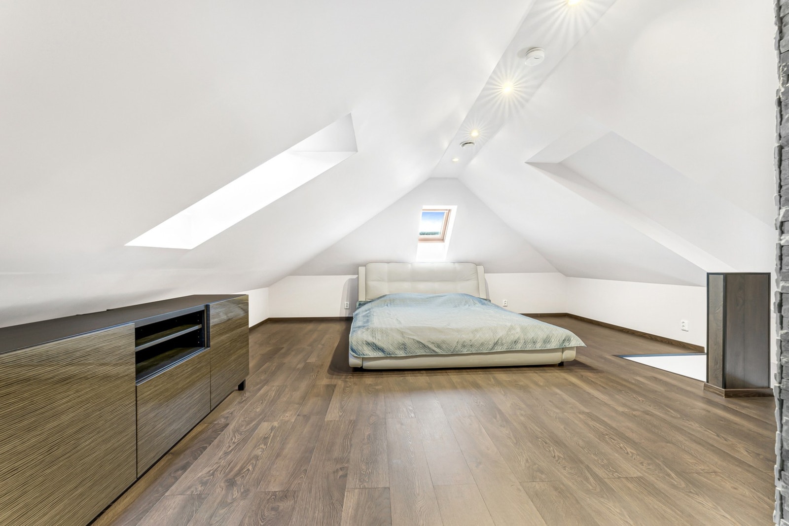 Loft som er laget til som gjesterom. Rommet er ikke godkjent som soverom med tanke på lys og rømningsforhold, rommet er heller ikke godkjent som soverom iht. byggetegninger. Se punkt ferdigattest for informasjon. Galleribilde