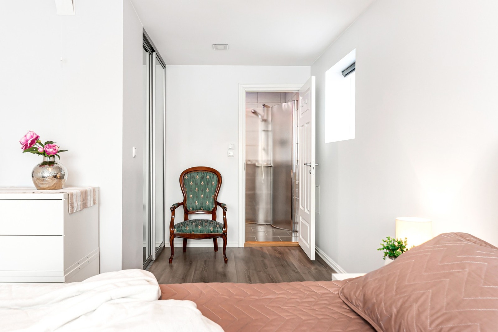 Rommet har direkte adgang til bad og selger informerer om at det er røropplegg for et kjøkken. Galleribilde