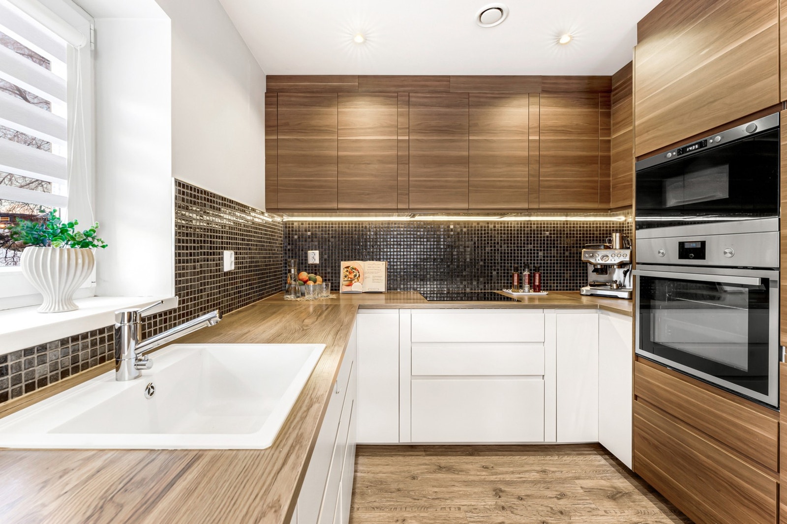 Pent og moderne kjøkken med integrerte hvitevarer. Galleribilde