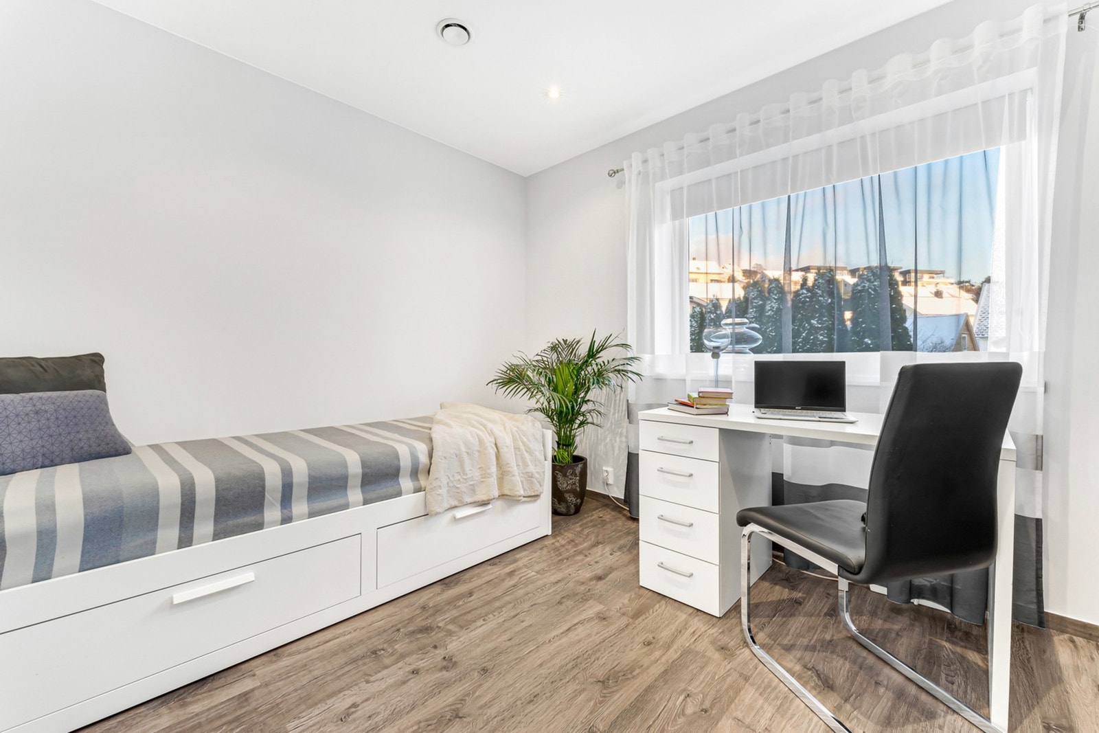 Soverom nummer 1 er i hovedetasjen og er i dag benyttet som kontor. Galleribilde