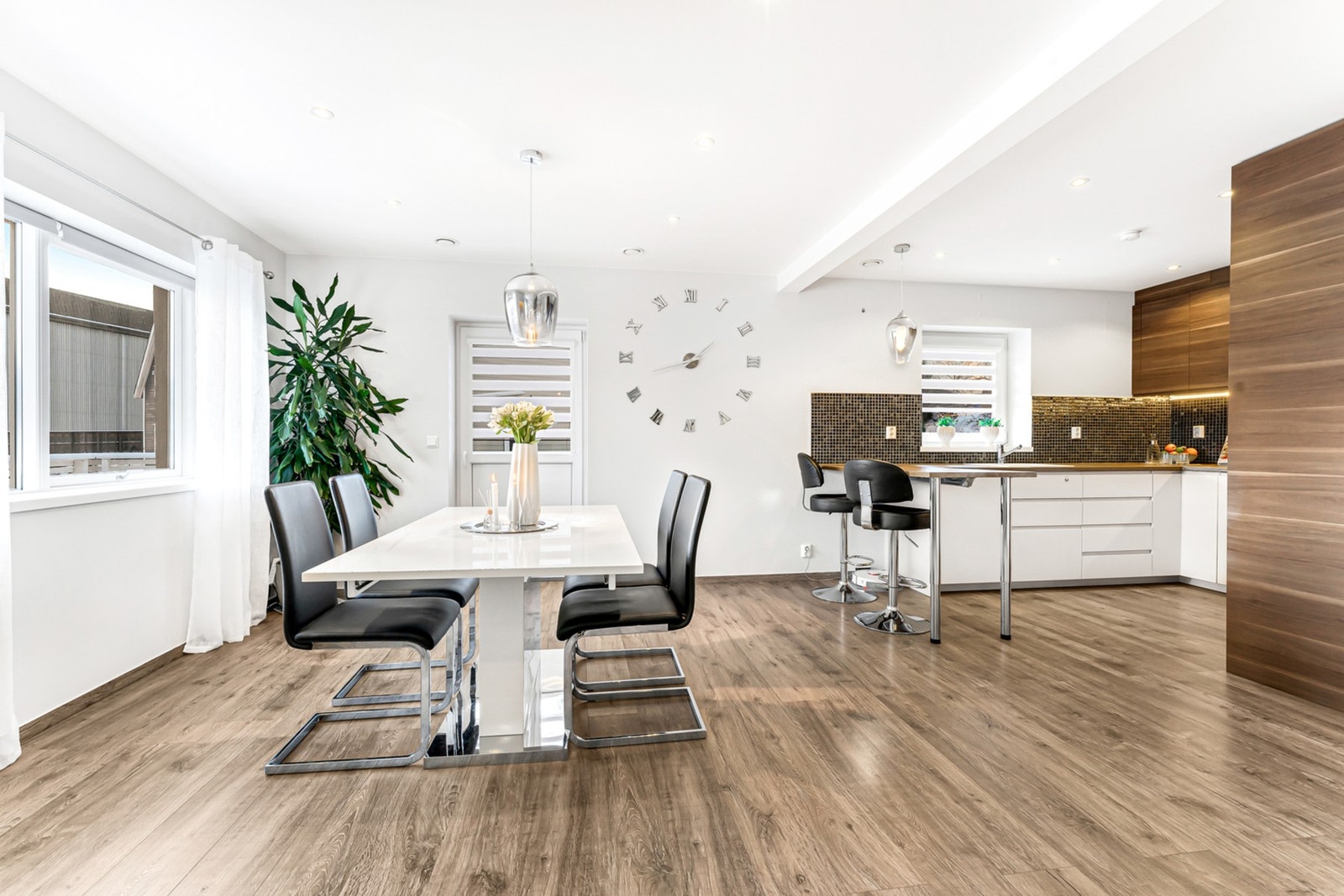 Her har du en romslig åpen stue- og kjøkkenløsning. Galleribilde