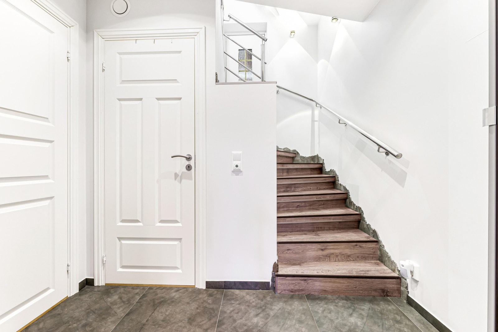 I trappeoppgangen har du en praktisk bod. I trappeoppgangen har du også inngang til boligen fra oppsiden. Galleribilde