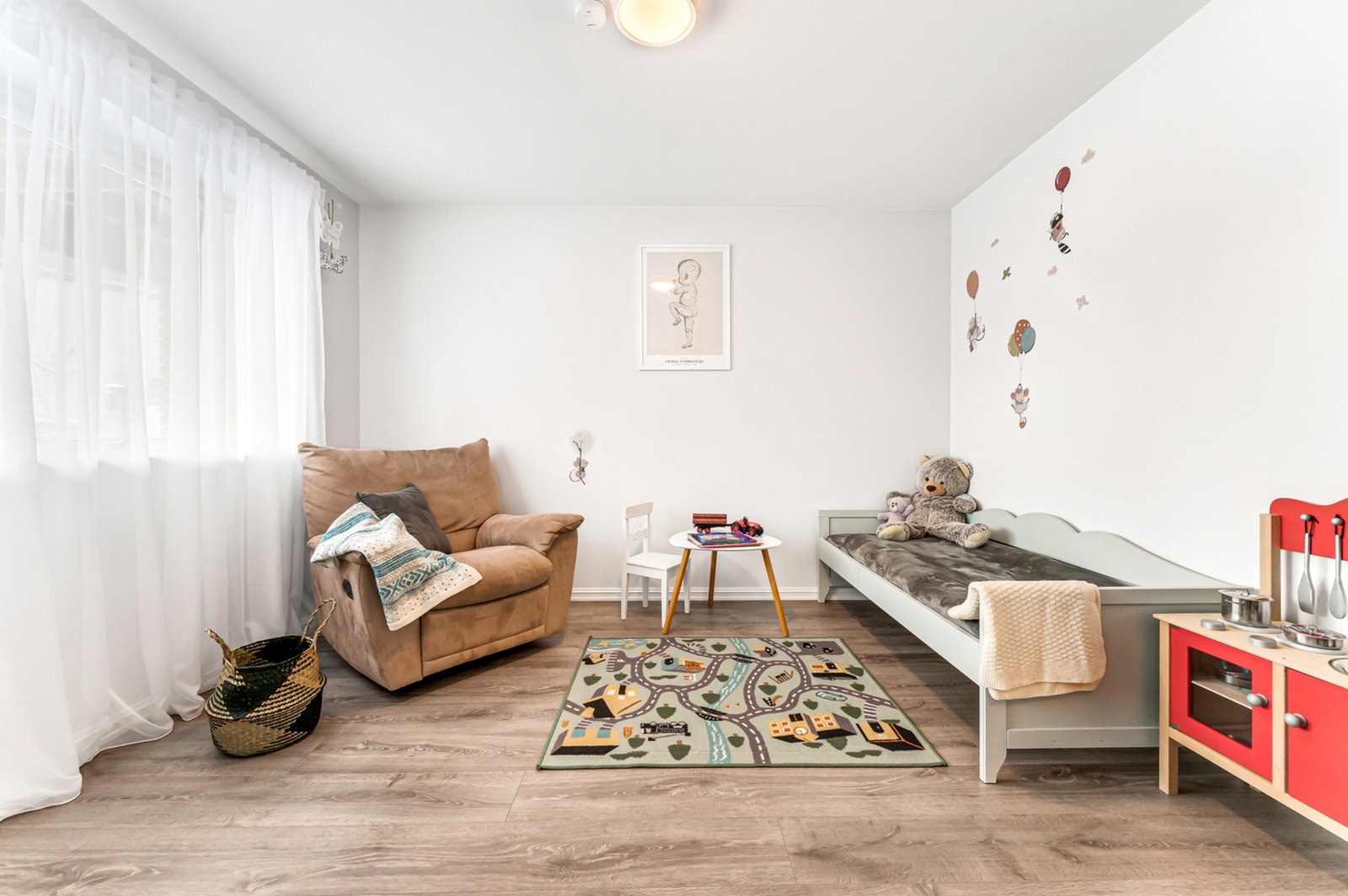 Soverom nummer tre er også av god størrelse og har god plass til diverse møblement. (Ikke godkjent som soverom, tegnet inn som arbeidsrom iht. tegninger, se punkt ferdigattest for informasjon) Galleribilde