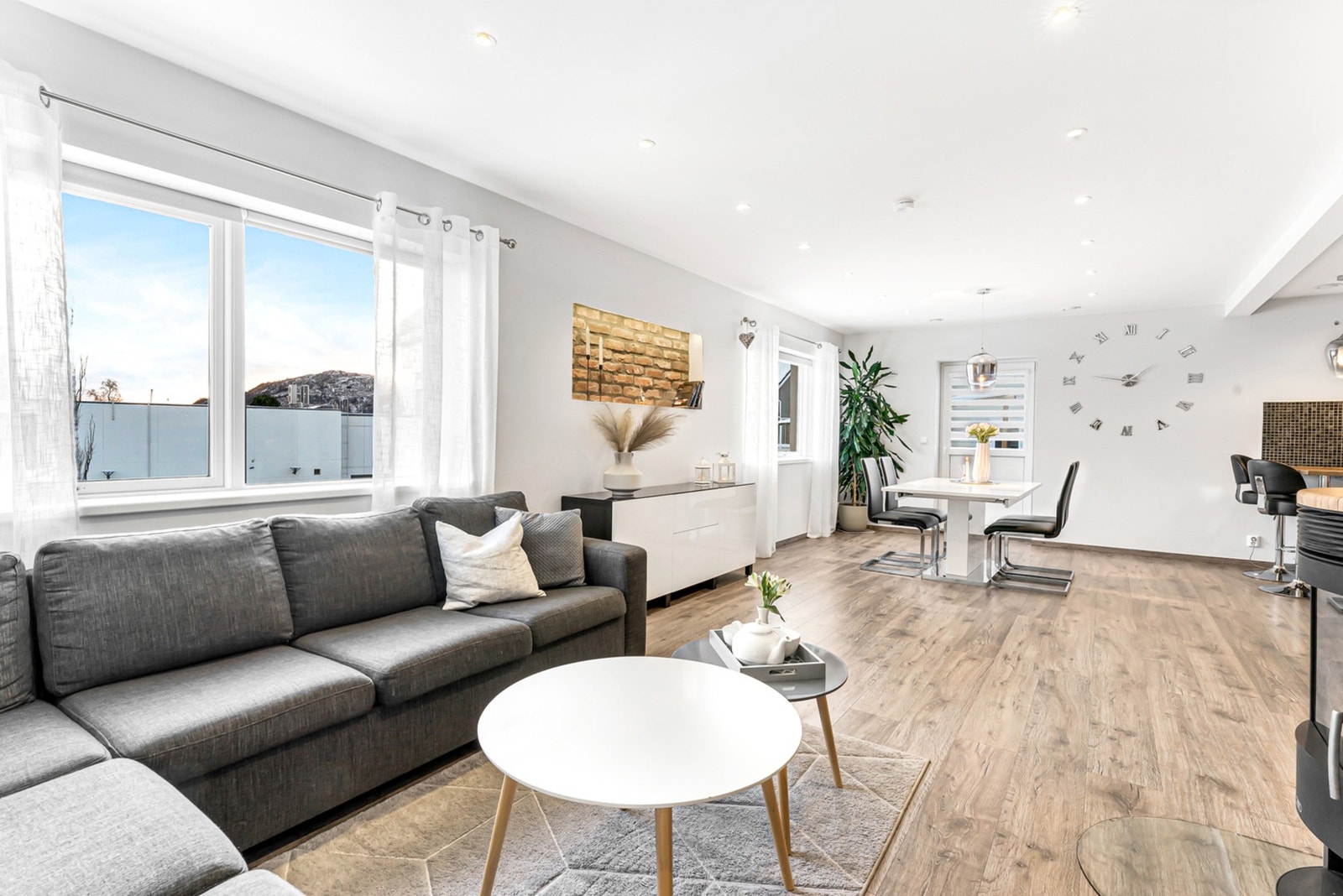 Fra stuen har du vinduer ned mot havnen. Galleribilde