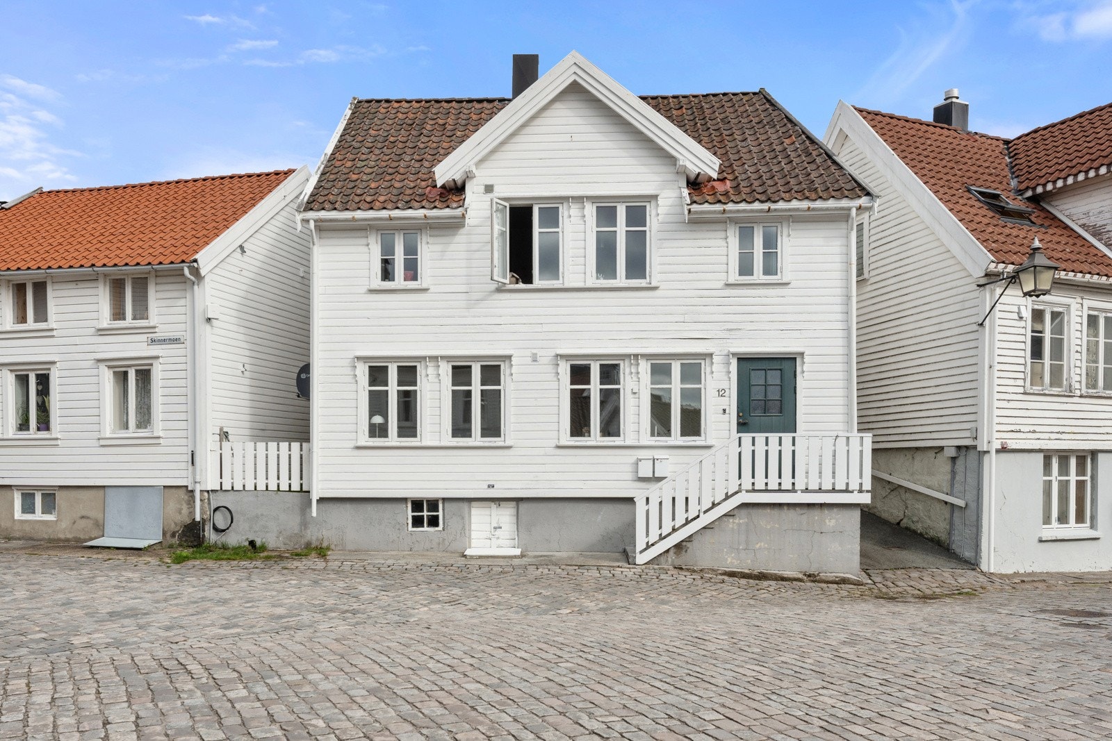 Forhøyet første etasje, slik at det ikke er noe innsyn Galleribilde