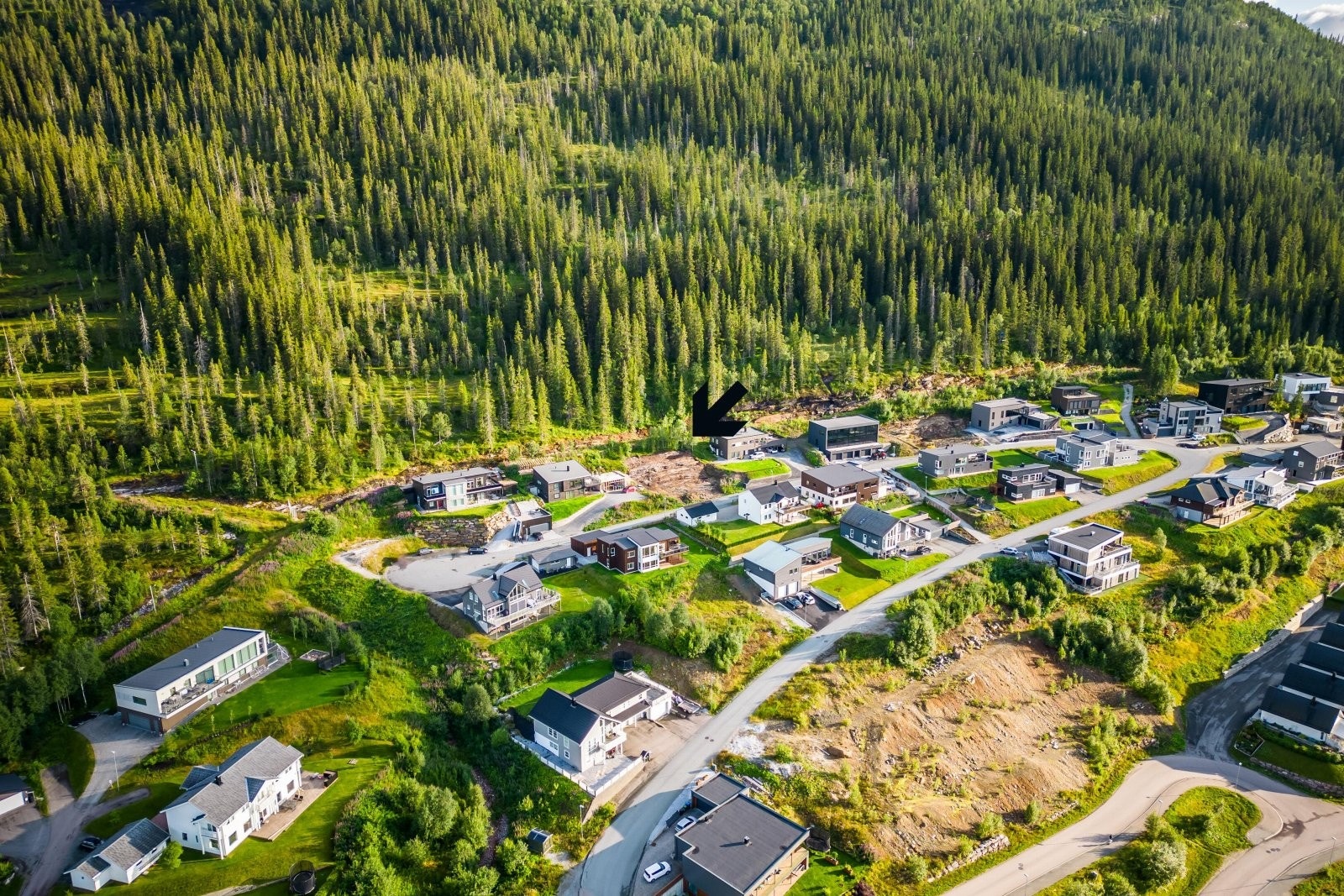 Tomten ligger pent plassert på øversiden av veien øverst i feltet, og nyter en vanvittig bra utsikt. Galleribilde