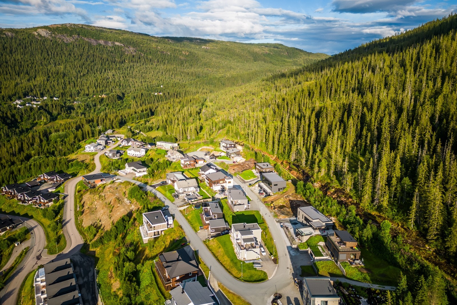 Boligområde er blitt meget pent og består utelukkende av nyere eneboliger. Det er søkt om rammetillatelse for oppføring av enebolig med sekundærleilighet. Galleribilde