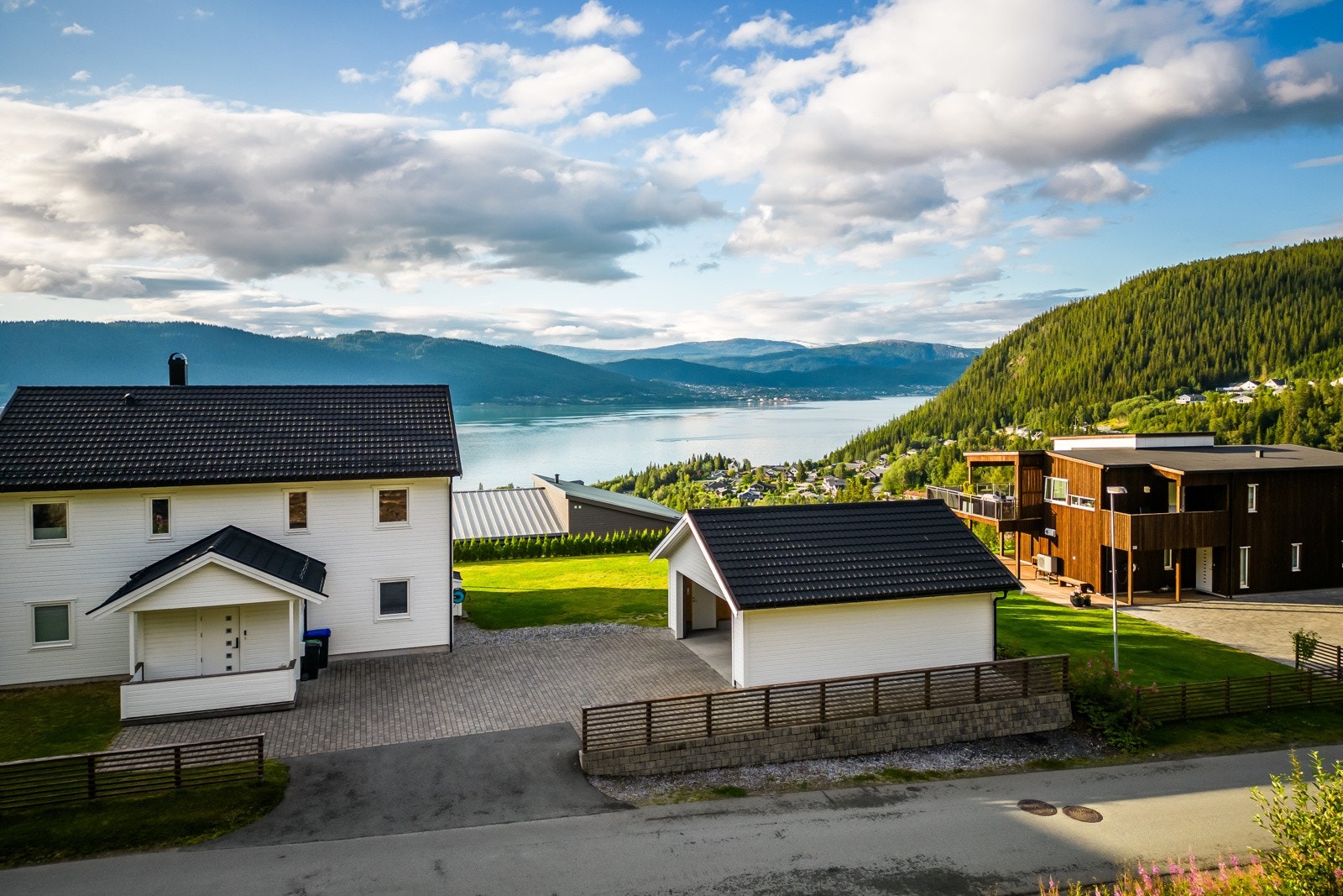 Tomten nyter en vidstrakt panoramautsikt over fjorden. Galleribilde