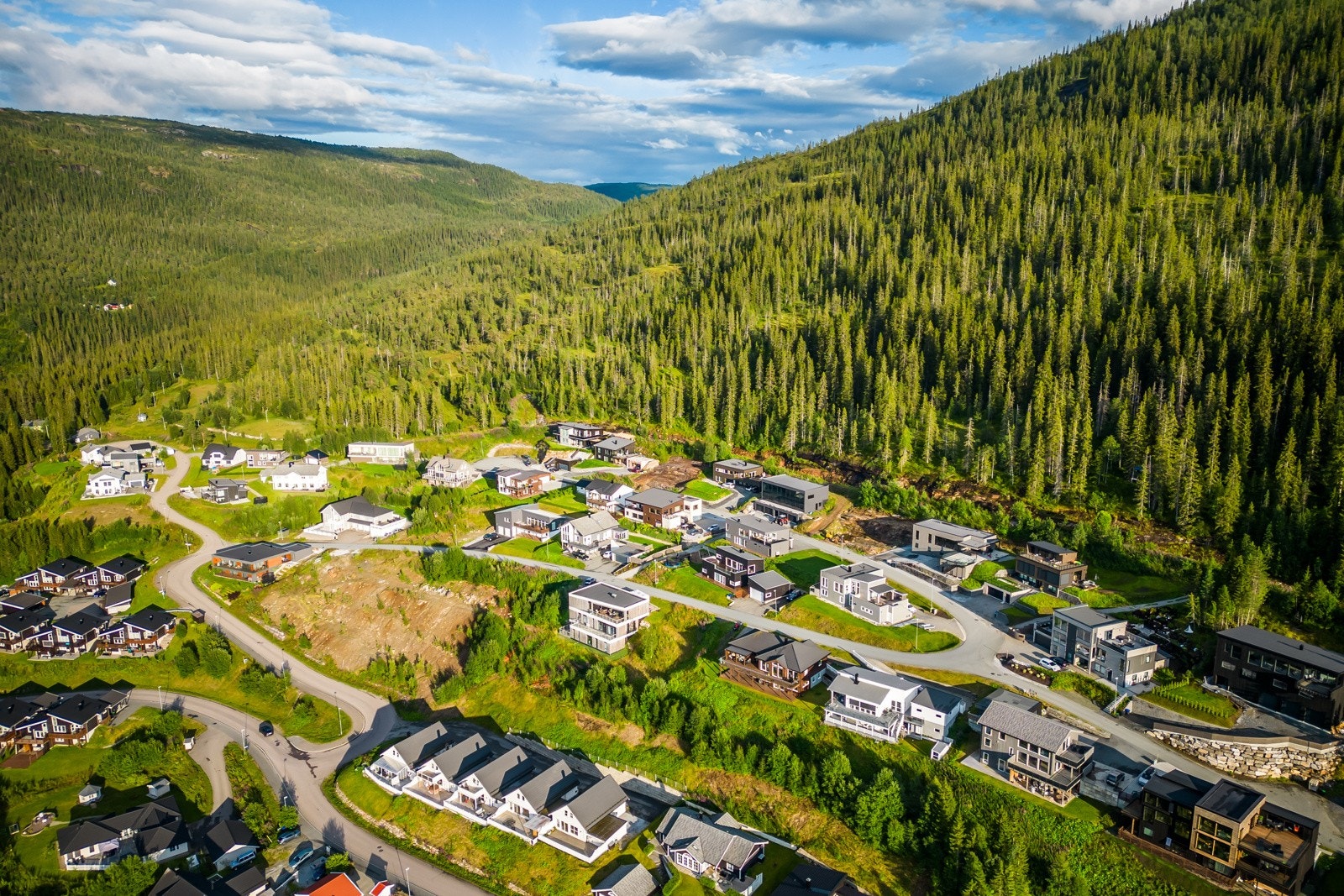 Tomten ligger meget barnevennelig til i en blindvei. Turområder finner du rett utenfor døren. Galleribilde