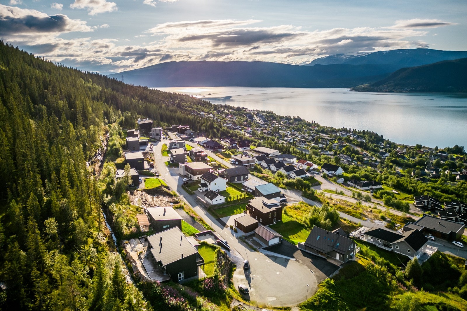 I foten av Hauknestinden ligger tomten hvor du kan realisere din boligdrøm! EIE ønsker velkommen. Galleribilde