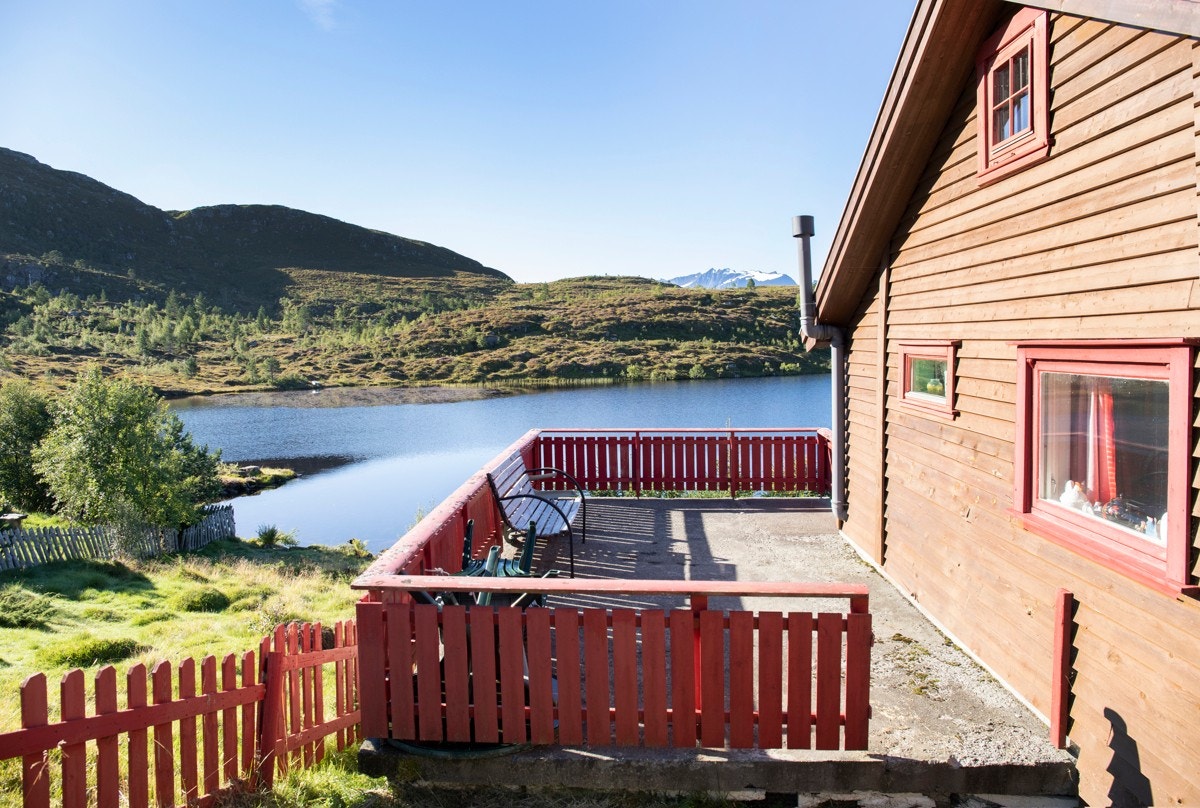Støpt terrasse med flott utsikt. Bod på 9 kvm under terrassen. Galleribilde