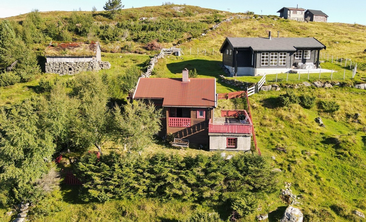 Hytten ble oppført i 1960 og holder jevnt over eldre standard. Galleribilde