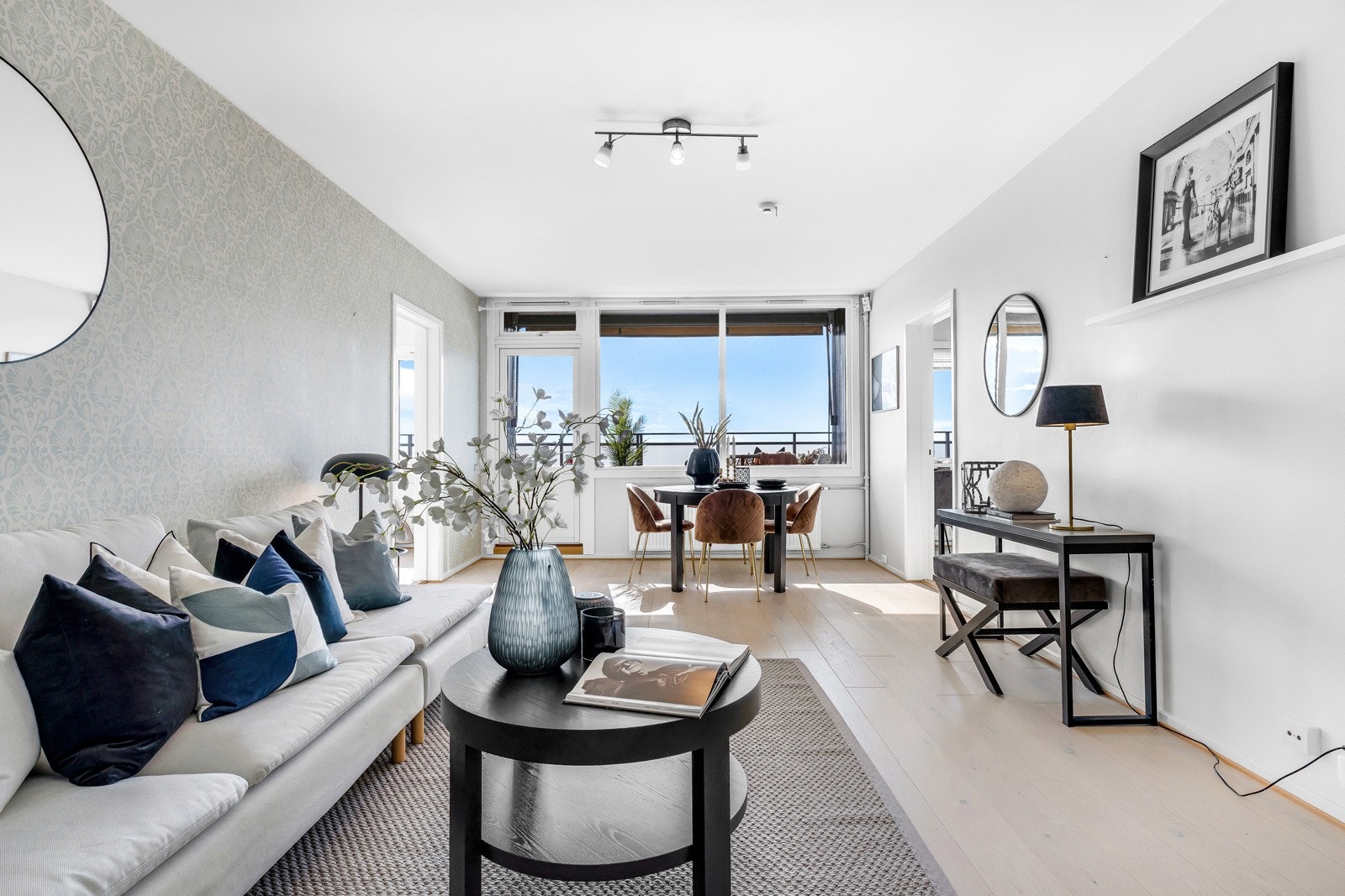 Stuen har god plass for sofaløsning med tilhørende møblement og spisebord Galleribilde