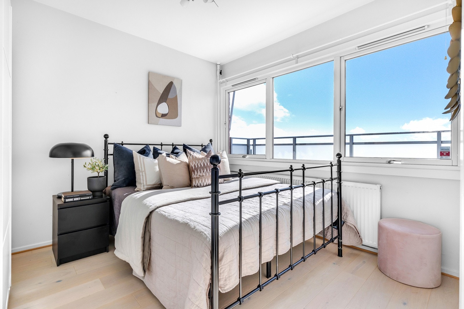 Leiligheten har et innbydende soverom med vestvendte vinduer med en flott utsikt Galleribilde