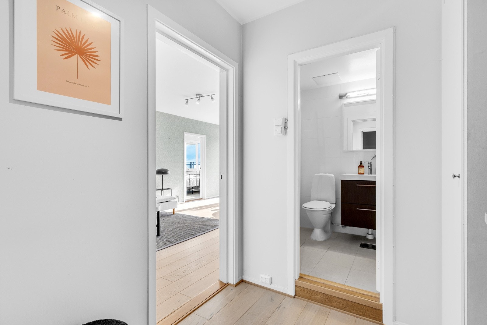 Inne i leiligheten blir du møtt av en lys entré som gir et godt førsteinntrykk av leiligheten Galleribilde