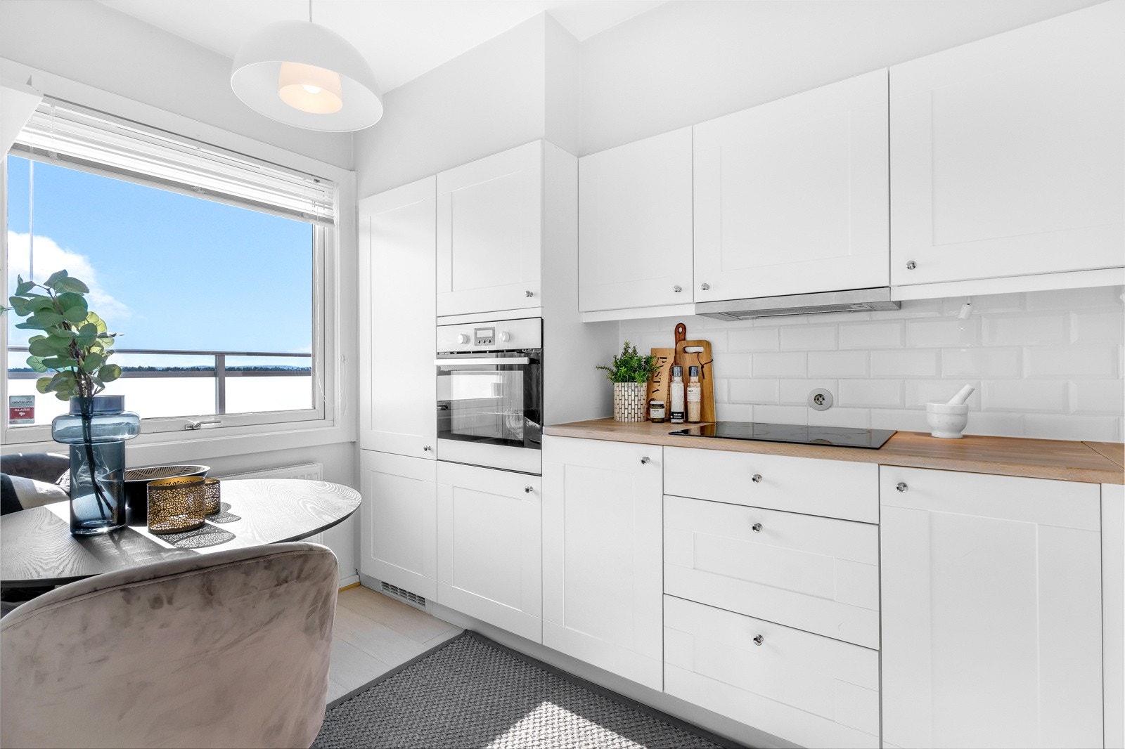 Kjøkkeninnredningen har lyse profilerte fronter og heltre benkeplate med nedfelt kum. Innredningen er fra KVIK og ble montert i 2015 Galleribilde